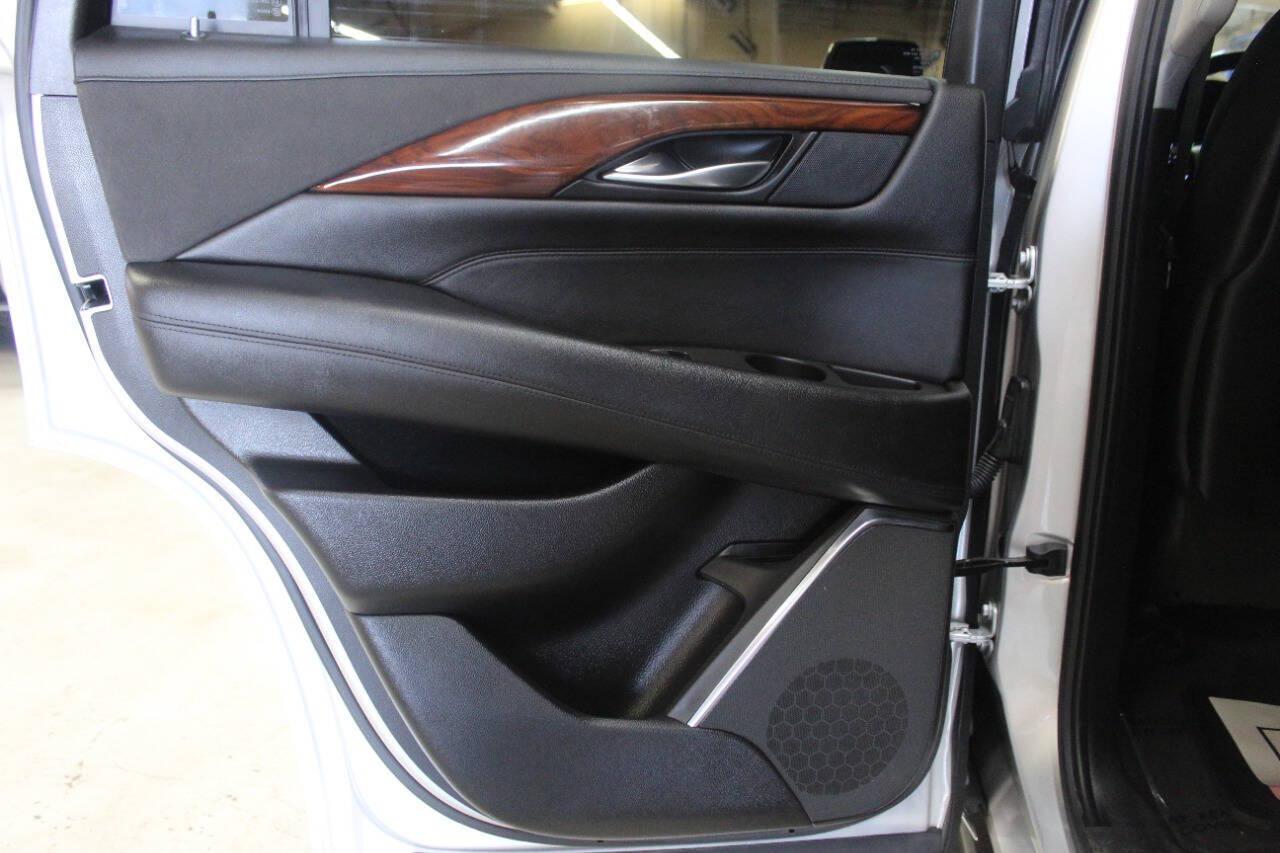 2016 Gray Cadillac Escalade Luxury 2WD (1GYS3BKJ0GR) with an 6.2L V8 6.2L V8 engine, Automatic 8-Speed transmission, located at 4301 NW 39th , Oklahoma City, OK, 73112, (405) 949-5600, 35.512135, -97.598671 - Hablamos espanol. SPEND SMART --- BUY FROM SUPER SPORTS. ALL PRICES, DOWN PAYMENTS, PAYMENTS, AND FINANCE TERMS ARE NEGOTIABLE AT THE TIME OF APPROVAL. WE WILL WORK WITH YOU TO FIT YOUR BUDGET. WE WILL EVEN LOWER AND ADJUST THE NUMBERS TO HELP MAKE THE VE HICLE MORE AFFORDABLE FOR YOU.- Photo#15