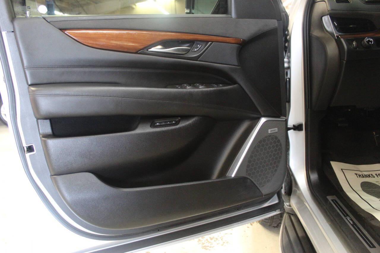 2016 Gray Cadillac Escalade Luxury 2WD (1GYS3BKJ0GR) with an 6.2L V8 6.2L V8 engine, Automatic 8-Speed transmission, located at 4301 NW 39th , Oklahoma City, OK, 73112, (405) 949-5600, 35.512135, -97.598671 - Hablamos espanol. SPEND SMART --- BUY FROM SUPER SPORTS. ALL PRICES, DOWN PAYMENTS, PAYMENTS, AND FINANCE TERMS ARE NEGOTIABLE AT THE TIME OF APPROVAL. WE WILL WORK WITH YOU TO FIT YOUR BUDGET. WE WILL EVEN LOWER AND ADJUST THE NUMBERS TO HELP MAKE THE VE HICLE MORE AFFORDABLE FOR YOU.- Photo#17