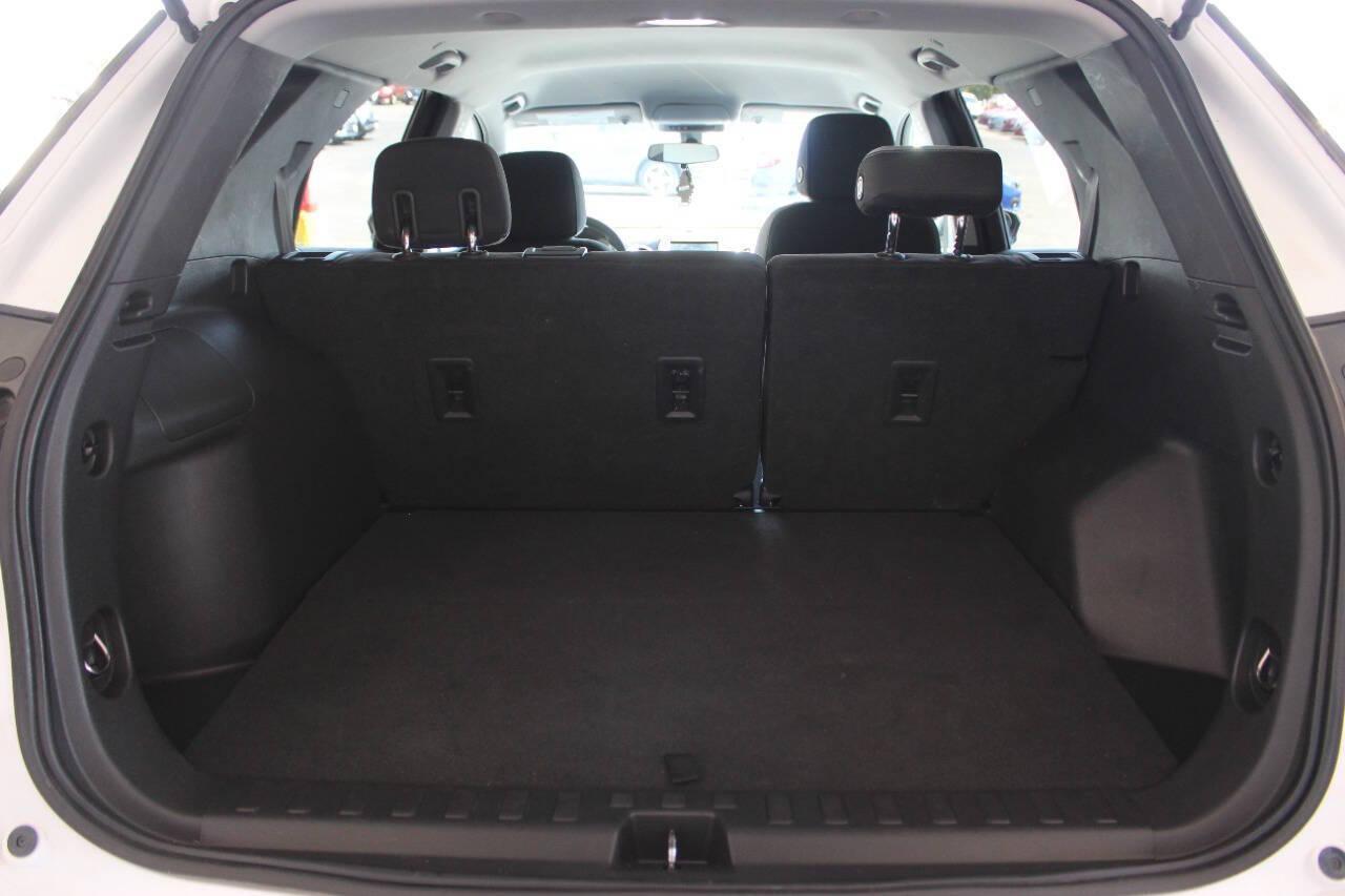 2019 White Chevrolet Equinox LS 2WD (3GNAXHEV6KS) with an 1.5L I4 Turbocharger 1.5L I4 engine, Automatic 6-Speed transmission, located at 4301 NW 39th , Oklahoma City, OK, 73112, (405) 949-5600, 35.512135, -97.598671 - NO DRIVERS LICENCE NO-FULL COVERAGE INSURANCE-NO CREDIT CHECK. COME ON OVER TO SUPERSPORTS AND TAKE A LOOK AND TEST DRIVE. PLEASE GIVE US A CALL AT (405) 949-5600. NO LICENSIA DE MANEJAR- NO SEGURO DE COBERTURA TOTAL- NO VERIFICACCION DE CREDITO. POR FAVOR VENGAN A SUPERSPORTS, ECHE UN - Photo#9