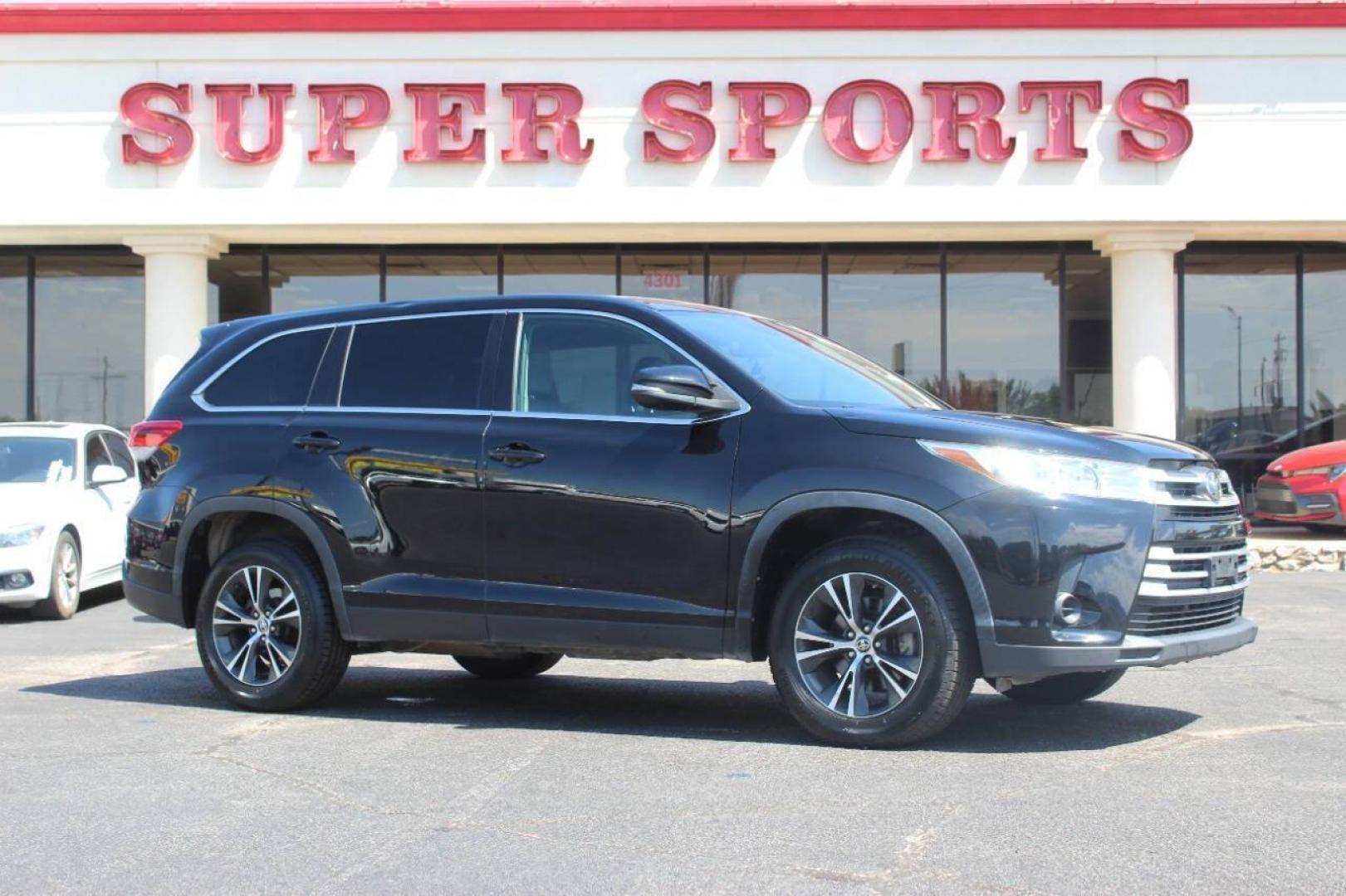 2019 Black Toyota Highlander LE FWD I4 (5TDZARFH8KS) with an 2.7L L4 DOHC 16V engine, 6A transmission, located at 4301 NW 39th , Oklahoma City, OK, 73112, (405) 949-5600, 35.512135, -97.598671 - NO DRIVERS LICENCE -NO FULL COVERAGE INSURANCE - NO CREDIT CHECK. COME ON OVER TO SUPERSPORTS, TAKE A LOOK AND TEST DRIVE. PLEASE GIVE US A CALL AT (405) 949-5600. NO LICENCIA DE CONDUCIR - NO SEGURO DE COBERTURA TOTAL - NO VERIFICACION DE CREDITO. VISITENOS EN SUPERSPORTS, MIRE NUESTRO - Photo#0