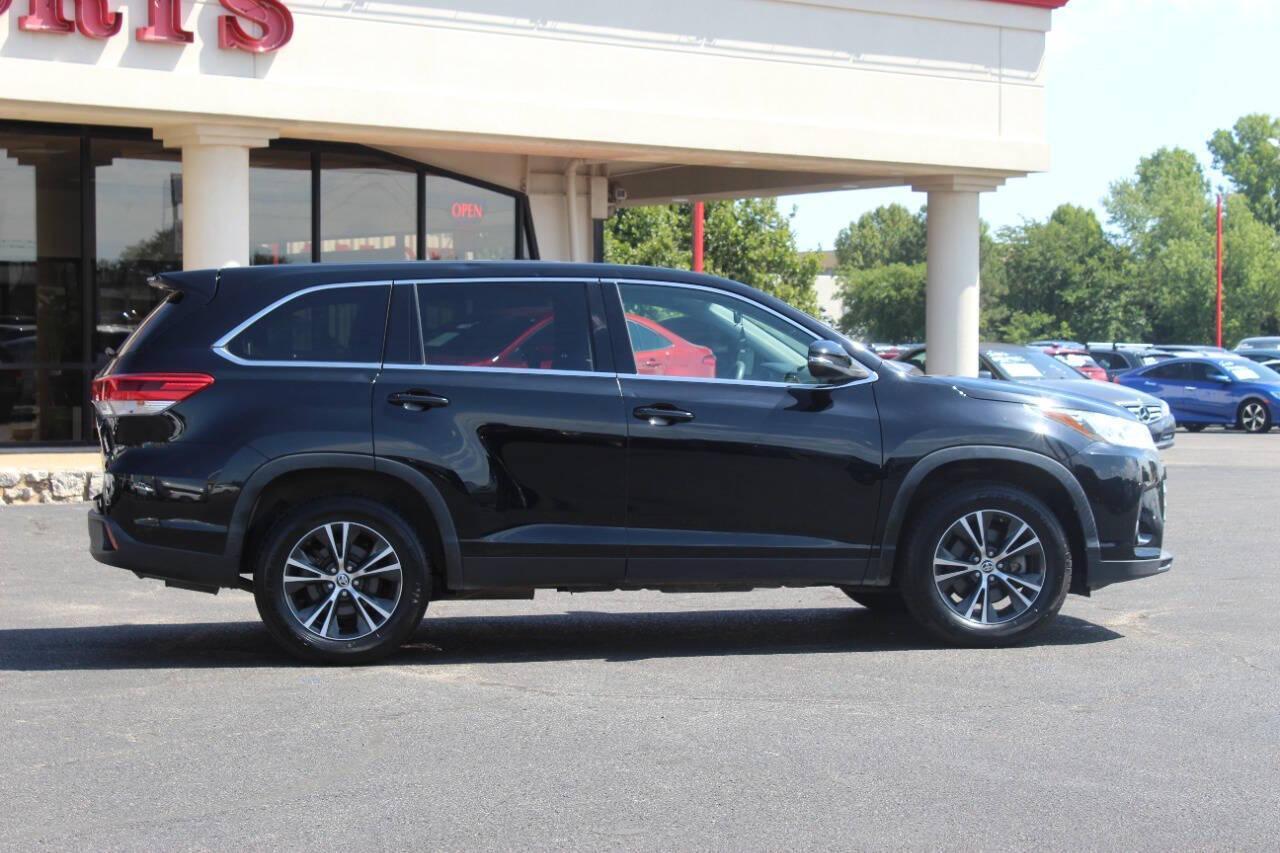 2019 Black Toyota Highlander LE FWD I4 (5TDZARFH8KS) with an 2.7L L4 DOHC 16V engine, 6A transmission, located at 4301 NW 39th , Oklahoma City, OK, 73112, (405) 949-5600, 35.512135, -97.598671 - NO DRIVERS LICENCE -NO FULL COVERAGE INSURANCE - NO CREDIT CHECK. COME ON OVER TO SUPERSPORTS, TAKE A LOOK AND TEST DRIVE. PLEASE GIVE US A CALL AT (405) 949-5600. NO LICENCIA DE CONDUCIR - NO SEGURO DE COBERTURA TOTAL - NO VERIFICACION DE CREDITO. VISITENOS EN SUPERSPORTS, MIRE NUESTRO - Photo#2