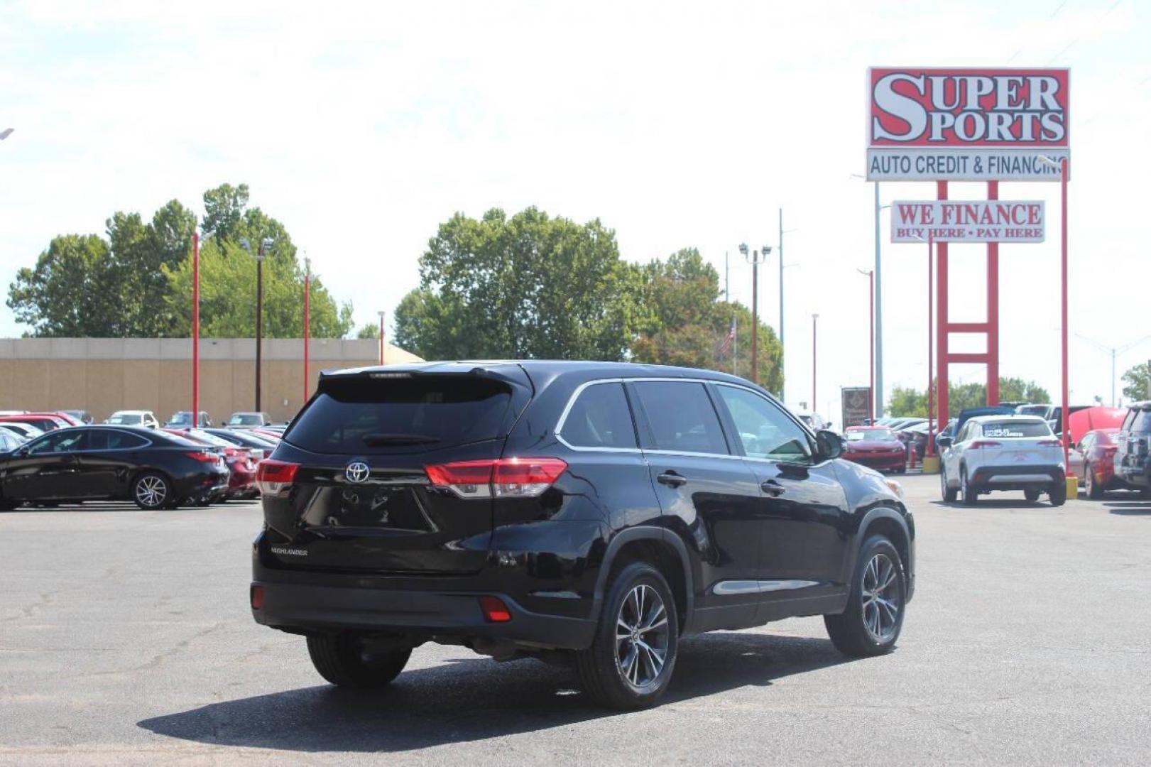 2019 Black Toyota Highlander LE FWD I4 (5TDZARFH8KS) with an 2.7L L4 DOHC 16V engine, 6A transmission, located at 4301 NW 39th , Oklahoma City, OK, 73112, (405) 949-5600, 35.512135, -97.598671 - NO DRIVERS LICENCE -NO FULL COVERAGE INSURANCE - NO CREDIT CHECK. COME ON OVER TO SUPERSPORTS, TAKE A LOOK AND TEST DRIVE. PLEASE GIVE US A CALL AT (405) 949-5600. NO LICENCIA DE CONDUCIR - NO SEGURO DE COBERTURA TOTAL - NO VERIFICACION DE CREDITO. VISITENOS EN SUPERSPORTS, MIRE NUESTRO - Photo#3