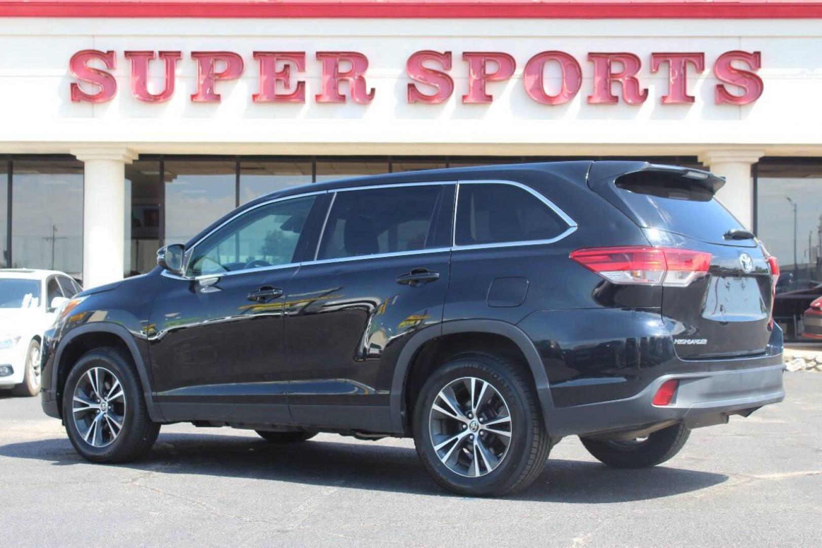 2019 Black Toyota Highlander LE FWD I4 (5TDZARFH8KS) with an 2.7L L4 DOHC 16V engine, 6A transmission, located at 4301 NW 39th , Oklahoma City, OK, 73112, (405) 949-5600, 35.512135, -97.598671 - NO DRIVERS LICENCE -NO FULL COVERAGE INSURANCE - NO CREDIT CHECK. COME ON OVER TO SUPERSPORTS, TAKE A LOOK AND TEST DRIVE. PLEASE GIVE US A CALL AT (405) 949-5600. NO LICENCIA DE CONDUCIR - NO SEGURO DE COBERTURA TOTAL - NO VERIFICACION DE CREDITO. VISITENOS EN SUPERSPORTS, MIRE NUESTRO - Photo#4