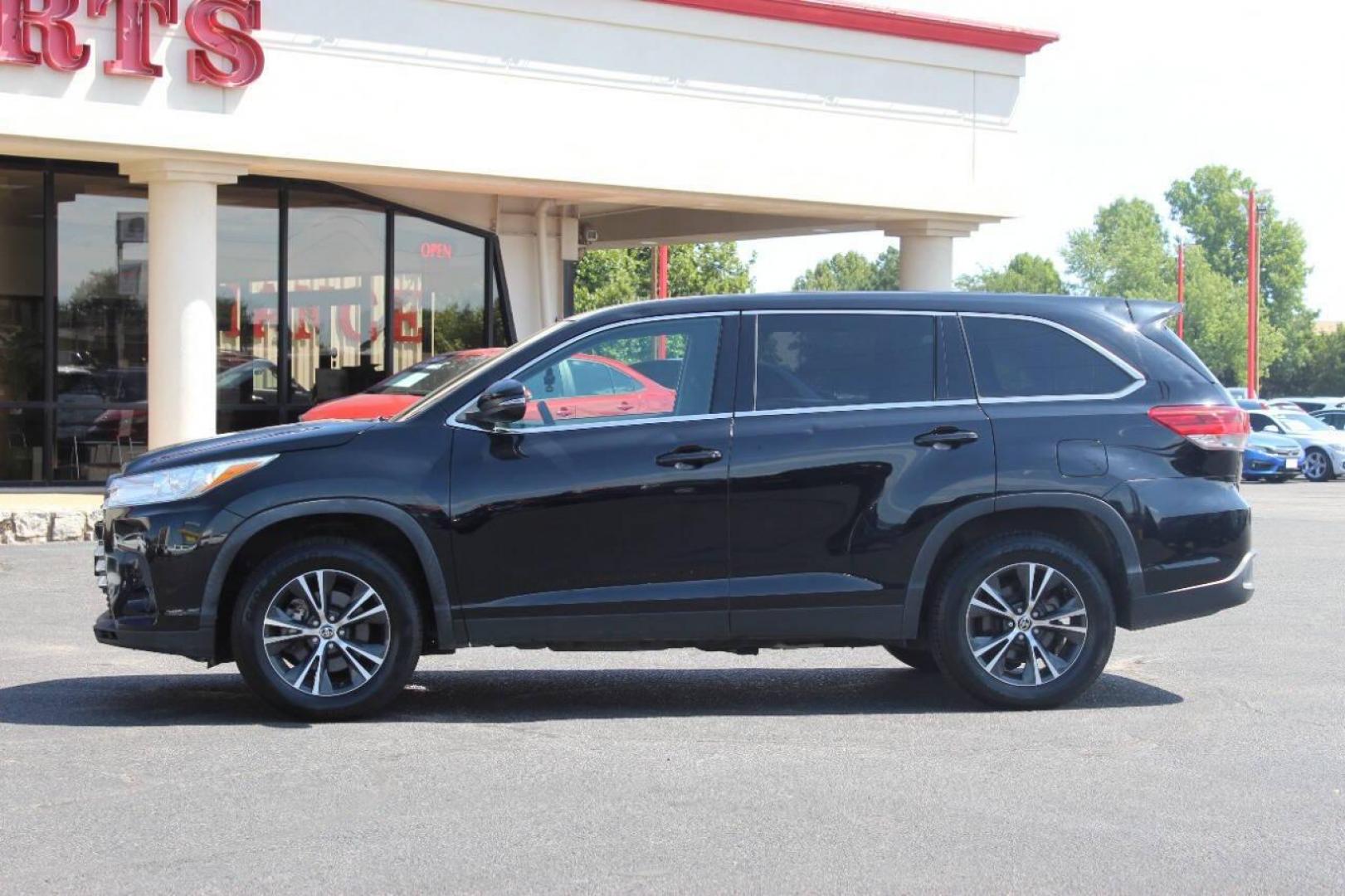 2019 Black Toyota Highlander LE FWD I4 (5TDZARFH8KS) with an 2.7L L4 DOHC 16V engine, 6A transmission, located at 4301 NW 39th , Oklahoma City, OK, 73112, (405) 949-5600, 35.512135, -97.598671 - NO DRIVERS LICENCE -NO FULL COVERAGE INSURANCE - NO CREDIT CHECK. COME ON OVER TO SUPERSPORTS, TAKE A LOOK AND TEST DRIVE. PLEASE GIVE US A CALL AT (405) 949-5600. NO LICENCIA DE CONDUCIR - NO SEGURO DE COBERTURA TOTAL - NO VERIFICACION DE CREDITO. VISITENOS EN SUPERSPORTS, MIRE NUESTRO - Photo#5