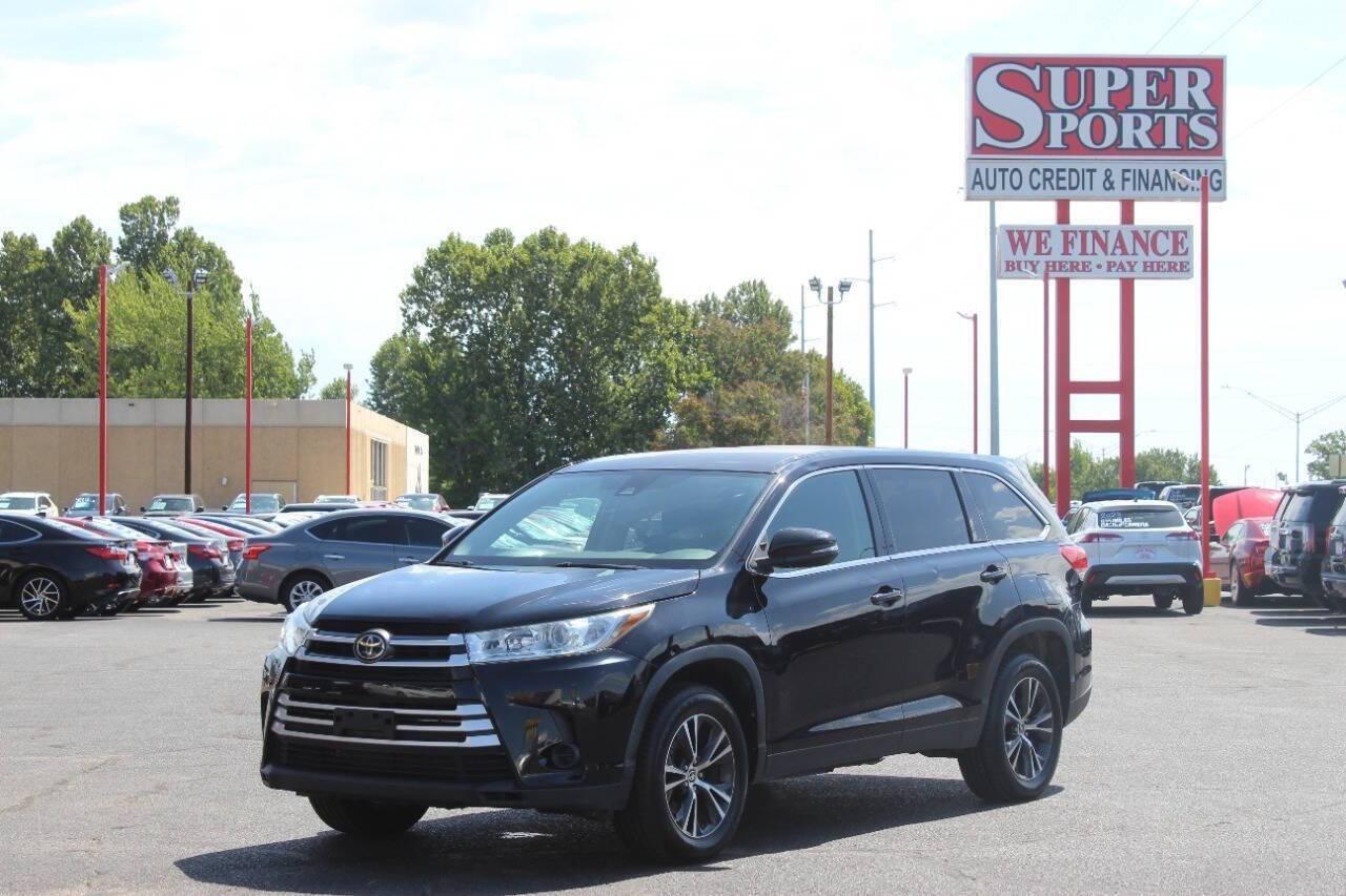 2019 Black Toyota Highlander LE FWD I4 (5TDZARFH8KS) with an 2.7L L4 DOHC 16V engine, 6A transmission, located at 4301 NW 39th , Oklahoma City, OK, 73112, (405) 949-5600, 35.512135, -97.598671 - NO DRIVERS LICENCE -NO FULL COVERAGE INSURANCE - NO CREDIT CHECK. COME ON OVER TO SUPERSPORTS, TAKE A LOOK AND TEST DRIVE. PLEASE GIVE US A CALL AT (405) 949-5600. NO LICENCIA DE CONDUCIR - NO SEGURO DE COBERTURA TOTAL - NO VERIFICACION DE CREDITO. VISITENOS EN SUPERSPORTS, MIRE NUESTRO - Photo#6