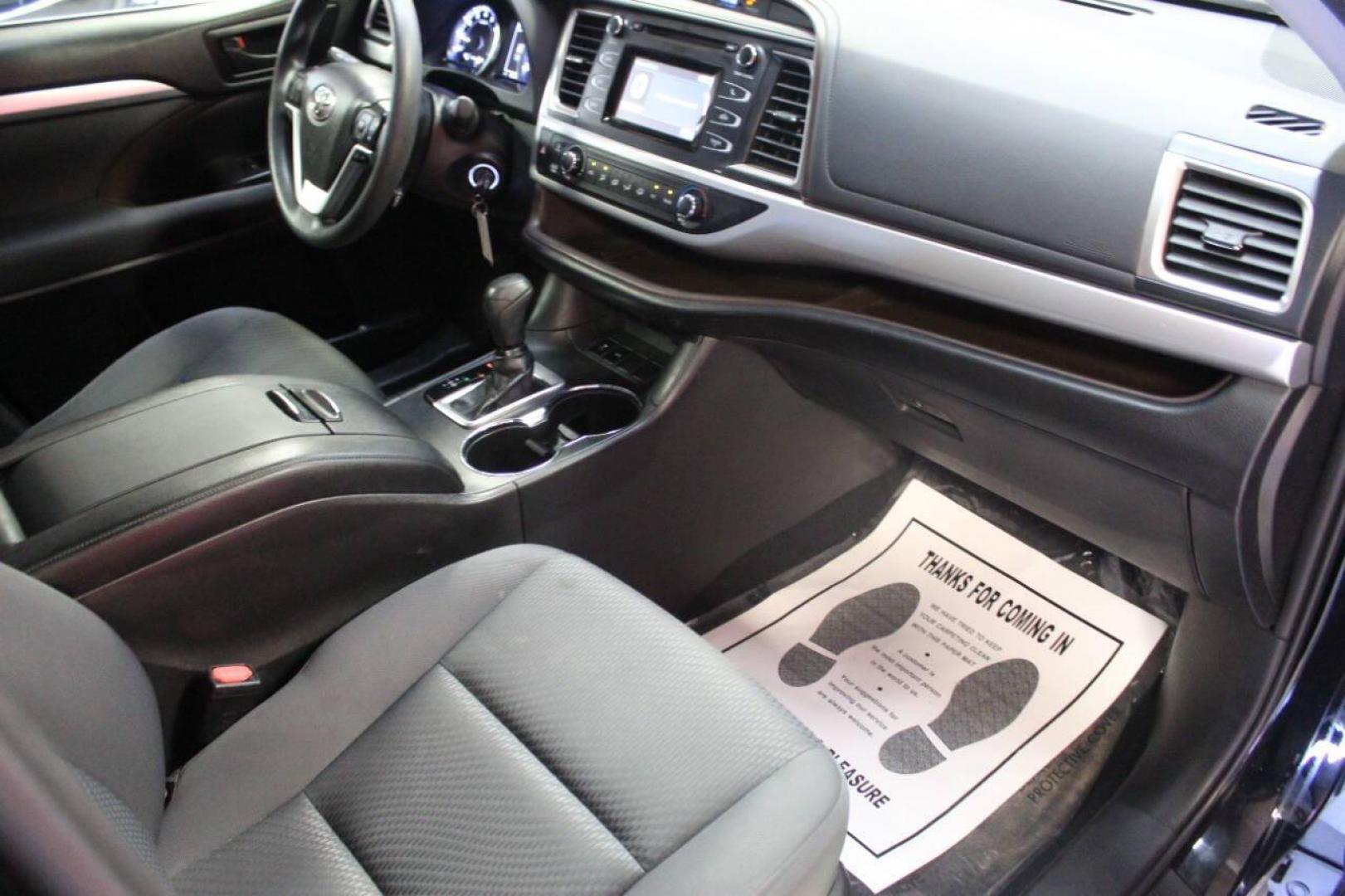 2019 Black Toyota Highlander LE FWD I4 (5TDZARFH8KS) with an 2.7L L4 DOHC 16V engine, 6A transmission, located at 4301 NW 39th , Oklahoma City, OK, 73112, (405) 949-5600, 35.512135, -97.598671 - NO DRIVERS LICENCE -NO FULL COVERAGE INSURANCE - NO CREDIT CHECK. COME ON OVER TO SUPERSPORTS, TAKE A LOOK AND TEST DRIVE. PLEASE GIVE US A CALL AT (405) 949-5600. NO LICENCIA DE CONDUCIR - NO SEGURO DE COBERTURA TOTAL - NO VERIFICACION DE CREDITO. VISITENOS EN SUPERSPORTS, MIRE NUESTRO - Photo#8