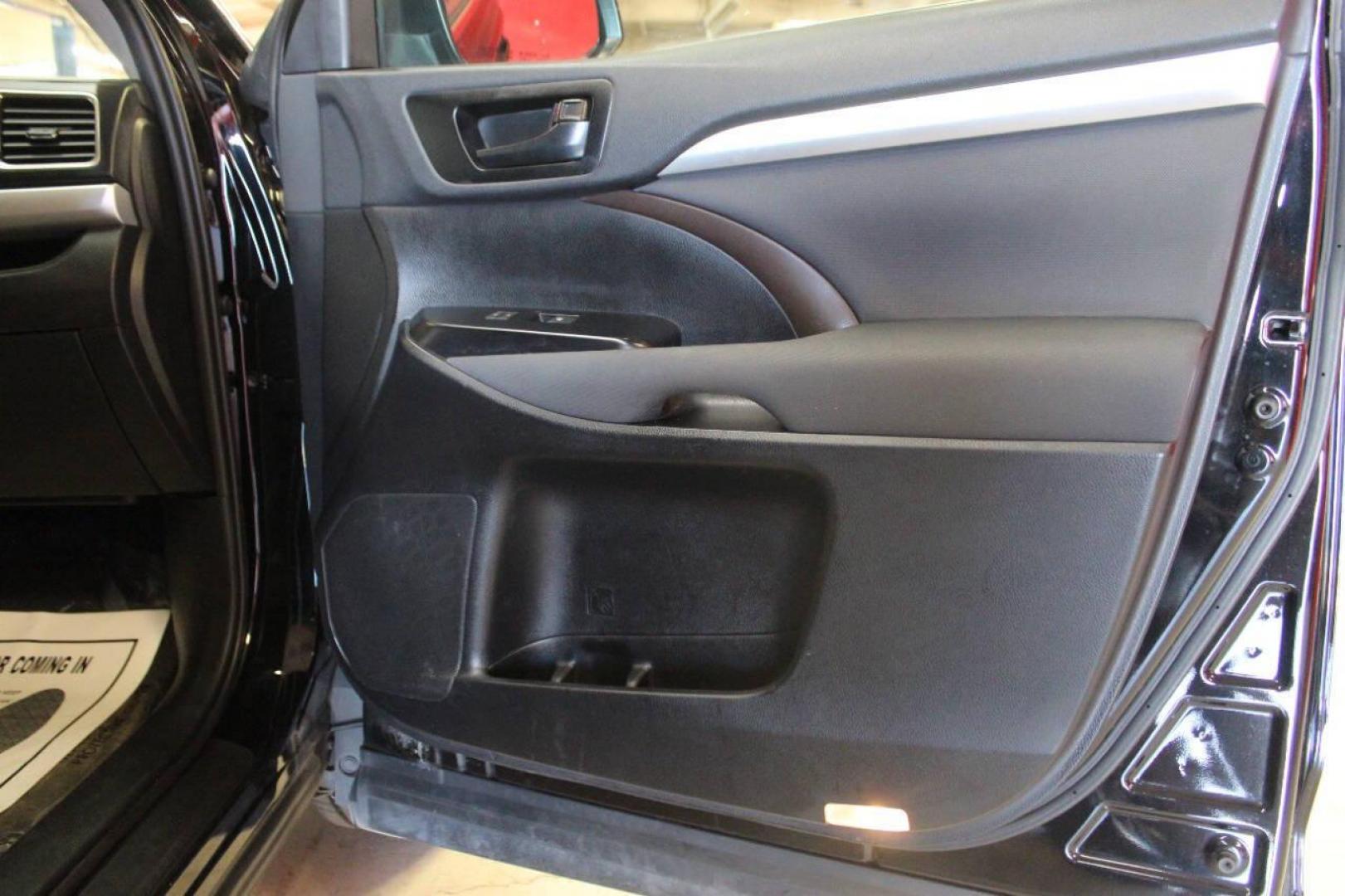 2019 Black Toyota Highlander LE FWD I4 (5TDZARFH8KS) with an 2.7L L4 DOHC 16V engine, 6A transmission, located at 4301 NW 39th , Oklahoma City, OK, 73112, (405) 949-5600, 35.512135, -97.598671 - NO DRIVERS LICENCE -NO FULL COVERAGE INSURANCE - NO CREDIT CHECK. COME ON OVER TO SUPERSPORTS, TAKE A LOOK AND TEST DRIVE. PLEASE GIVE US A CALL AT (405) 949-5600. NO LICENCIA DE CONDUCIR - NO SEGURO DE COBERTURA TOTAL - NO VERIFICACION DE CREDITO. VISITENOS EN SUPERSPORTS, MIRE NUESTRO - Photo#9