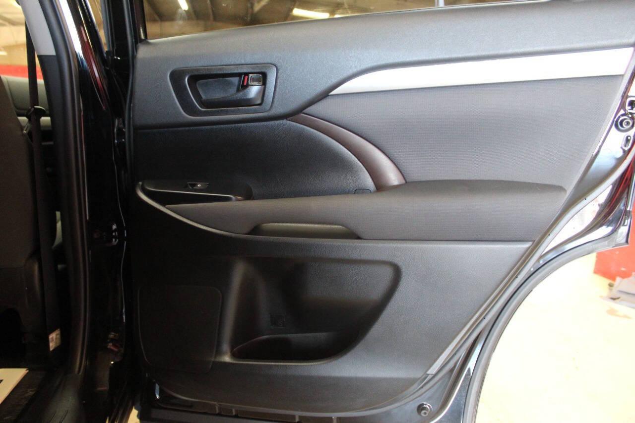 2019 Black Toyota Highlander LE FWD I4 (5TDZARFH8KS) with an 2.7L L4 DOHC 16V engine, 6A transmission, located at 4301 NW 39th , Oklahoma City, OK, 73112, (405) 949-5600, 35.512135, -97.598671 - NO DRIVERS LICENCE -NO FULL COVERAGE INSURANCE - NO CREDIT CHECK. COME ON OVER TO SUPERSPORTS, TAKE A LOOK AND TEST DRIVE. PLEASE GIVE US A CALL AT (405) 949-5600. NO LICENCIA DE CONDUCIR - NO SEGURO DE COBERTURA TOTAL - NO VERIFICACION DE CREDITO. VISITENOS EN SUPERSPORTS, MIRE NUESTRO - Photo#11