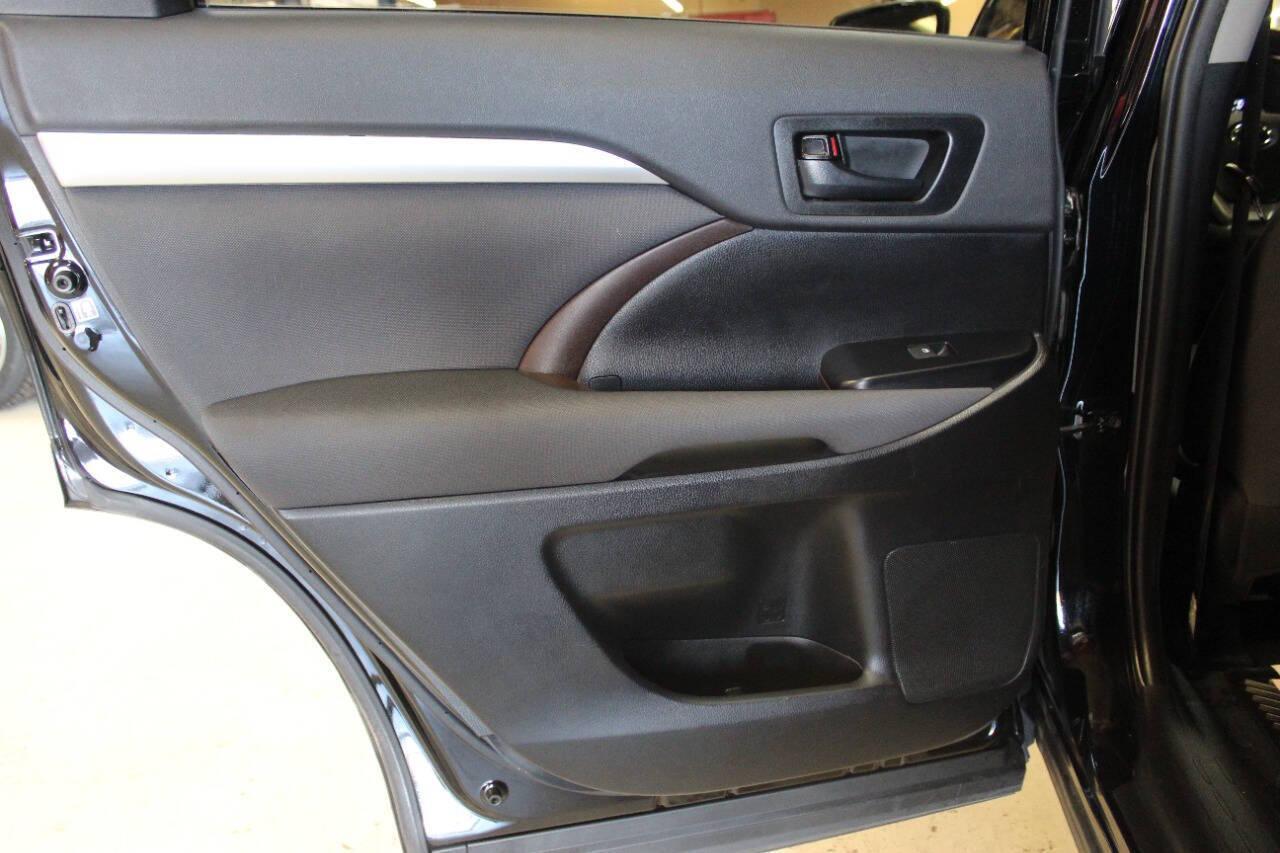 2019 Black Toyota Highlander LE FWD I4 (5TDZARFH8KS) with an 2.7L L4 DOHC 16V engine, 6A transmission, located at 4301 NW 39th , Oklahoma City, OK, 73112, (405) 949-5600, 35.512135, -97.598671 - NO DRIVERS LICENCE -NO FULL COVERAGE INSURANCE - NO CREDIT CHECK. COME ON OVER TO SUPERSPORTS, TAKE A LOOK AND TEST DRIVE. PLEASE GIVE US A CALL AT (405) 949-5600. NO LICENCIA DE CONDUCIR - NO SEGURO DE COBERTURA TOTAL - NO VERIFICACION DE CREDITO. VISITENOS EN SUPERSPORTS, MIRE NUESTRO - Photo#16