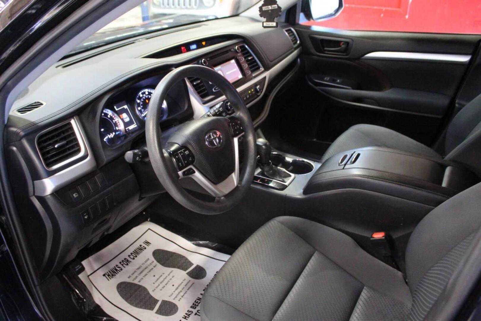 2019 Black Toyota Highlander LE FWD I4 (5TDZARFH8KS) with an 2.7L L4 DOHC 16V engine, 6A transmission, located at 4301 NW 39th , Oklahoma City, OK, 73112, (405) 949-5600, 35.512135, -97.598671 - NO DRIVERS LICENCE -NO FULL COVERAGE INSURANCE - NO CREDIT CHECK. COME ON OVER TO SUPERSPORTS, TAKE A LOOK AND TEST DRIVE. PLEASE GIVE US A CALL AT (405) 949-5600. NO LICENCIA DE CONDUCIR - NO SEGURO DE COBERTURA TOTAL - NO VERIFICACION DE CREDITO. VISITENOS EN SUPERSPORTS, MIRE NUESTRO - Photo#17