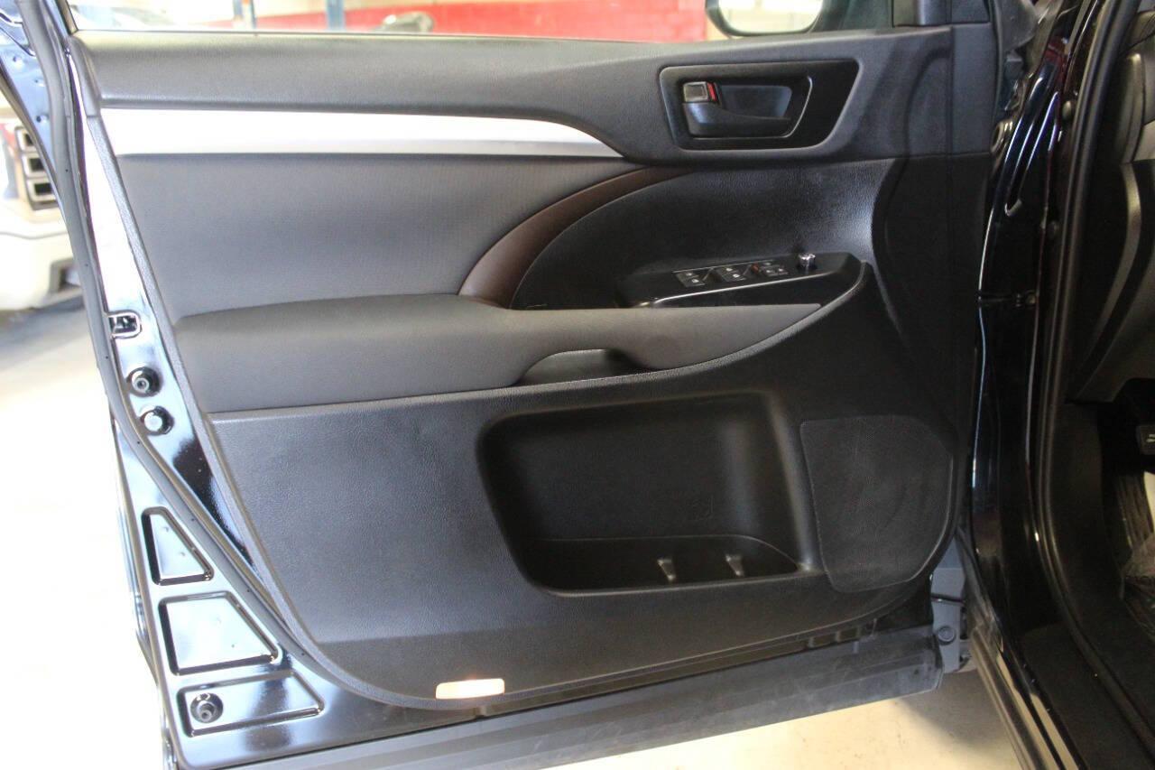 2019 Black Toyota Highlander LE FWD I4 (5TDZARFH8KS) with an 2.7L L4 DOHC 16V engine, 6A transmission, located at 4301 NW 39th , Oklahoma City, OK, 73112, (405) 949-5600, 35.512135, -97.598671 - NO DRIVERS LICENCE -NO FULL COVERAGE INSURANCE - NO CREDIT CHECK. COME ON OVER TO SUPERSPORTS, TAKE A LOOK AND TEST DRIVE. PLEASE GIVE US A CALL AT (405) 949-5600. NO LICENCIA DE CONDUCIR - NO SEGURO DE COBERTURA TOTAL - NO VERIFICACION DE CREDITO. VISITENOS EN SUPERSPORTS, MIRE NUESTRO - Photo#18