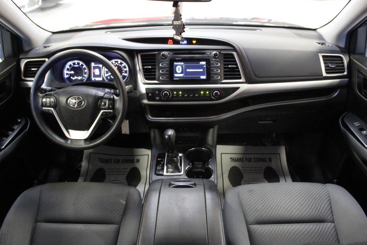 2019 Black Toyota Highlander LE FWD I4 (5TDZARFH8KS) with an 2.7L L4 DOHC 16V engine, 6A transmission, located at 4301 NW 39th , Oklahoma City, OK, 73112, (405) 949-5600, 35.512135, -97.598671 - NO DRIVERS LICENCE -NO FULL COVERAGE INSURANCE - NO CREDIT CHECK. COME ON OVER TO SUPERSPORTS, TAKE A LOOK AND TEST DRIVE. PLEASE GIVE US A CALL AT (405) 949-5600. NO LICENCIA DE CONDUCIR - NO SEGURO DE COBERTURA TOTAL - NO VERIFICACION DE CREDITO. VISITENOS EN SUPERSPORTS, MIRE NUESTRO - Photo#19