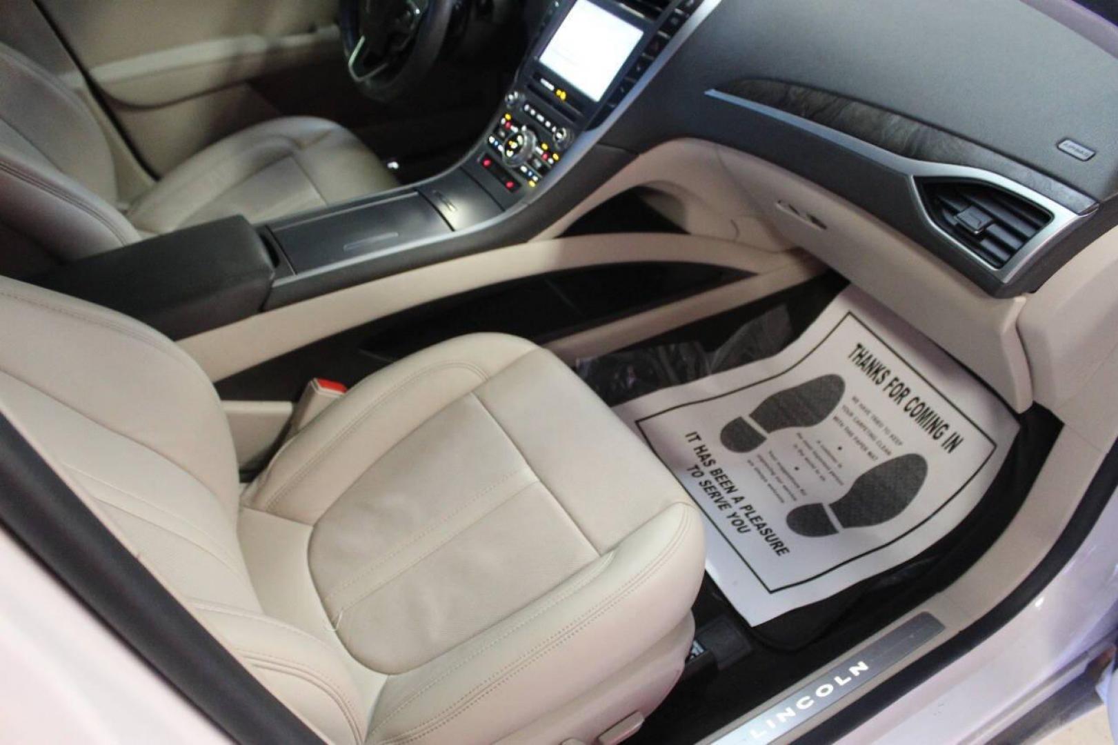2020 White Lincoln MKZ Reserve II (3LN6L5E98LR) with an 2.0L L4 DOHC 16V engine, 6A transmission, located at 4301 NW 39th , Oklahoma City, OK, 73112, (405) 949-5600, 35.512135, -97.598671 - NO DRIVERS LICENCE NO-FULL COVERAGE INSURANCE-NO CREDIT CHECK. COME ON OVER TO SUPERSPORTS AND TAKE A LOOK AND TEST DRIVE. PLEASE GIVE US A CALL AT (405) 949-5600. NO LICENSIA DE MANEJAR- NO SEGURO DE COBERTURA TOTAL- NO VERIFICACCION DE CREDITO. POR FAVOR VENGAN A SUPERSPORTS, ECHE UN - Photo#9