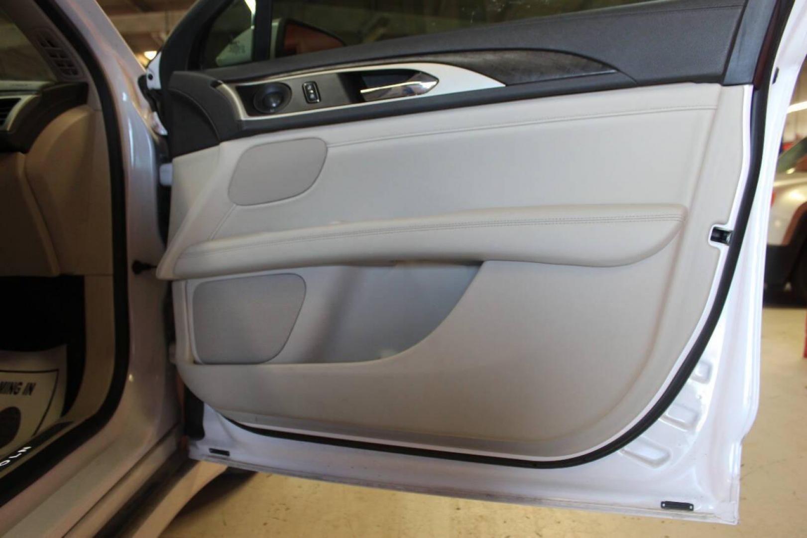 2020 White Lincoln MKZ Reserve II (3LN6L5E98LR) with an 2.0L L4 DOHC 16V engine, 6A transmission, located at 4301 NW 39th , Oklahoma City, OK, 73112, (405) 949-5600, 35.512135, -97.598671 - NO DRIVERS LICENCE NO-FULL COVERAGE INSURANCE-NO CREDIT CHECK. COME ON OVER TO SUPERSPORTS AND TAKE A LOOK AND TEST DRIVE. PLEASE GIVE US A CALL AT (405) 949-5600. NO LICENSIA DE MANEJAR- NO SEGURO DE COBERTURA TOTAL- NO VERIFICACCION DE CREDITO. POR FAVOR VENGAN A SUPERSPORTS, ECHE UN - Photo#12
