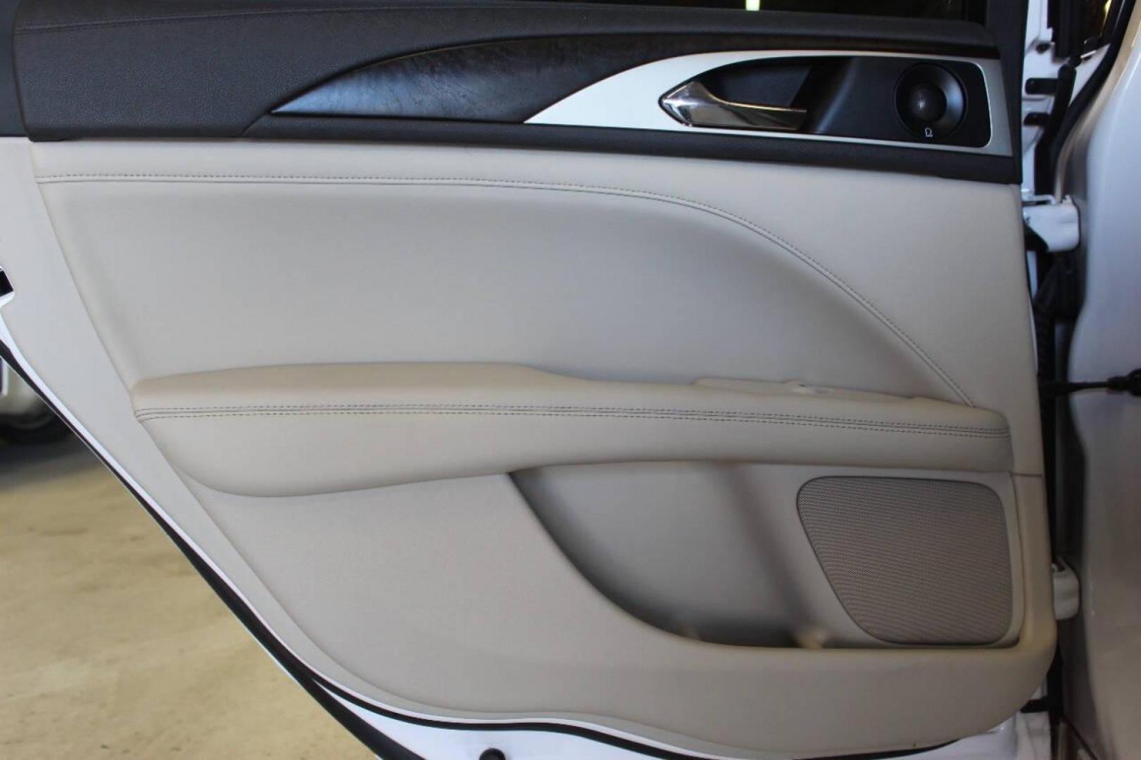 2020 White Lincoln MKZ Reserve II (3LN6L5E98LR) with an 2.0L L4 DOHC 16V engine, 6A transmission, located at 4301 NW 39th , Oklahoma City, OK, 73112, (405) 949-5600, 35.512135, -97.598671 - NO DRIVERS LICENCE NO-FULL COVERAGE INSURANCE-NO CREDIT CHECK. COME ON OVER TO SUPERSPORTS AND TAKE A LOOK AND TEST DRIVE. PLEASE GIVE US A CALL AT (405) 949-5600. NO LICENSIA DE MANEJAR- NO SEGURO DE COBERTURA TOTAL- NO VERIFICACCION DE CREDITO. POR FAVOR VENGAN A SUPERSPORTS, ECHE UN - Photo#15