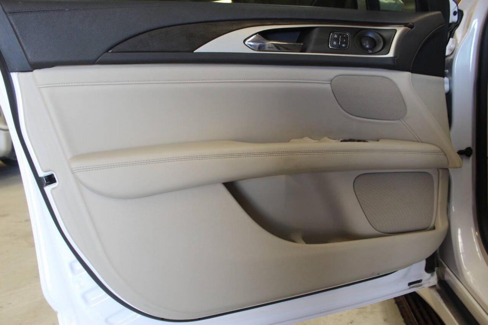 2020 White Lincoln MKZ Reserve II (3LN6L5E98LR) with an 2.0L L4 DOHC 16V engine, 6A transmission, located at 4301 NW 39th , Oklahoma City, OK, 73112, (405) 949-5600, 35.512135, -97.598671 - NO DRIVERS LICENCE NO-FULL COVERAGE INSURANCE-NO CREDIT CHECK. COME ON OVER TO SUPERSPORTS AND TAKE A LOOK AND TEST DRIVE. PLEASE GIVE US A CALL AT (405) 949-5600. NO LICENSIA DE MANEJAR- NO SEGURO DE COBERTURA TOTAL- NO VERIFICACCION DE CREDITO. POR FAVOR VENGAN A SUPERSPORTS, ECHE UN - Photo#17