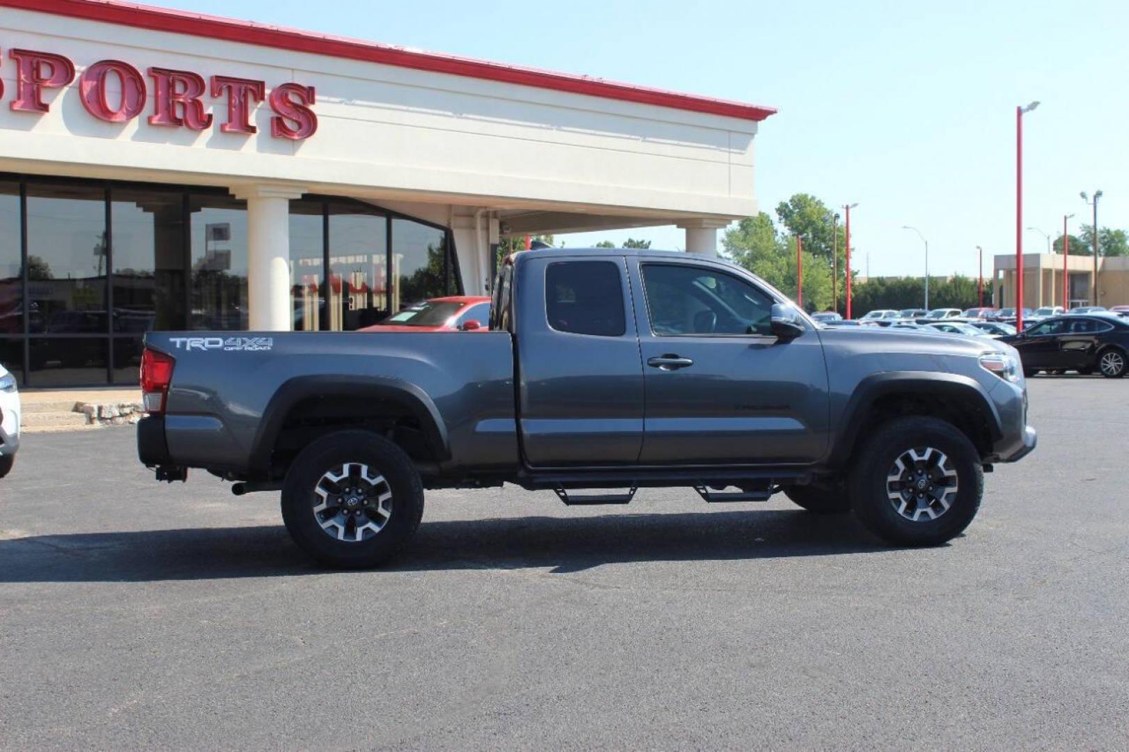 2016 Gray Toyota Tacoma SR5 Access Cab V6 6AT 4WD (5TFSZ5AN0GX) with an 3.5L V6 DOHC 24V engine, 5A transmission, located at 4301 NW 39th , Oklahoma City, OK, 73112, (405) 949-5600, 35.512135, -97.598671 - Photo#2