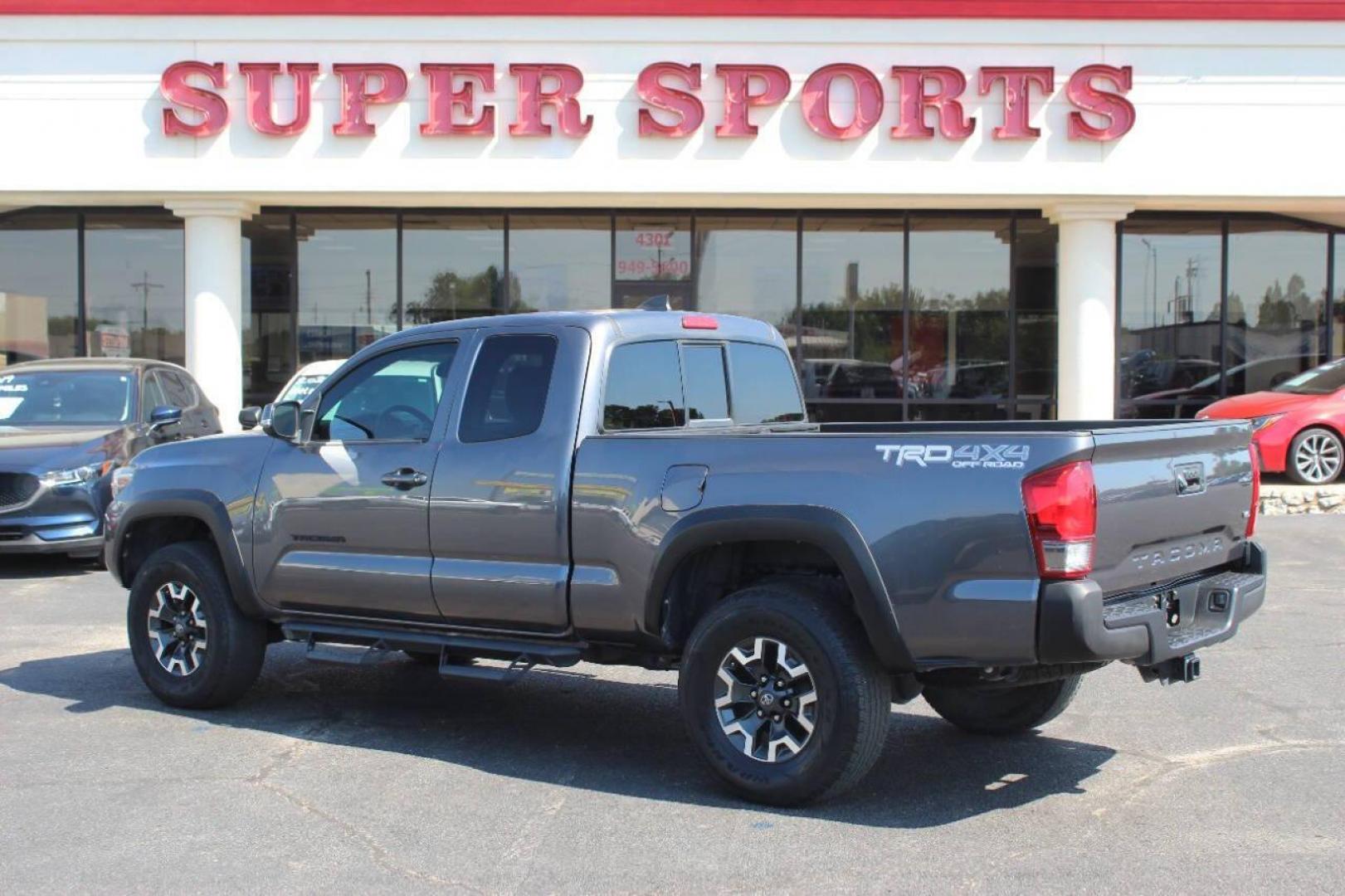 2016 Gray Toyota Tacoma SR5 Access Cab V6 6AT 4WD (5TFSZ5AN0GX) with an 3.5L V6 DOHC 24V engine, 5A transmission, located at 4301 NW 39th , Oklahoma City, OK, 73112, (405) 949-5600, 35.512135, -97.598671 - Photo#4
