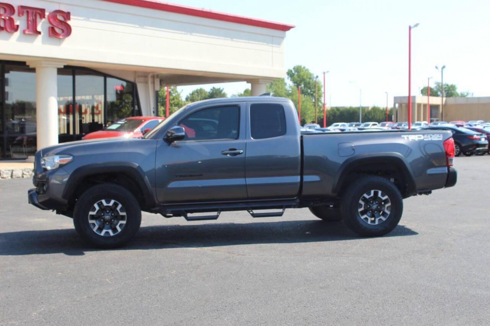 2016 Gray Toyota Tacoma SR5 Access Cab V6 6AT 4WD (5TFSZ5AN0GX) with an 3.5L V6 DOHC 24V engine, 5A transmission, located at 4301 NW 39th , Oklahoma City, OK, 73112, (405) 949-5600, 35.512135, -97.598671 - Photo#5