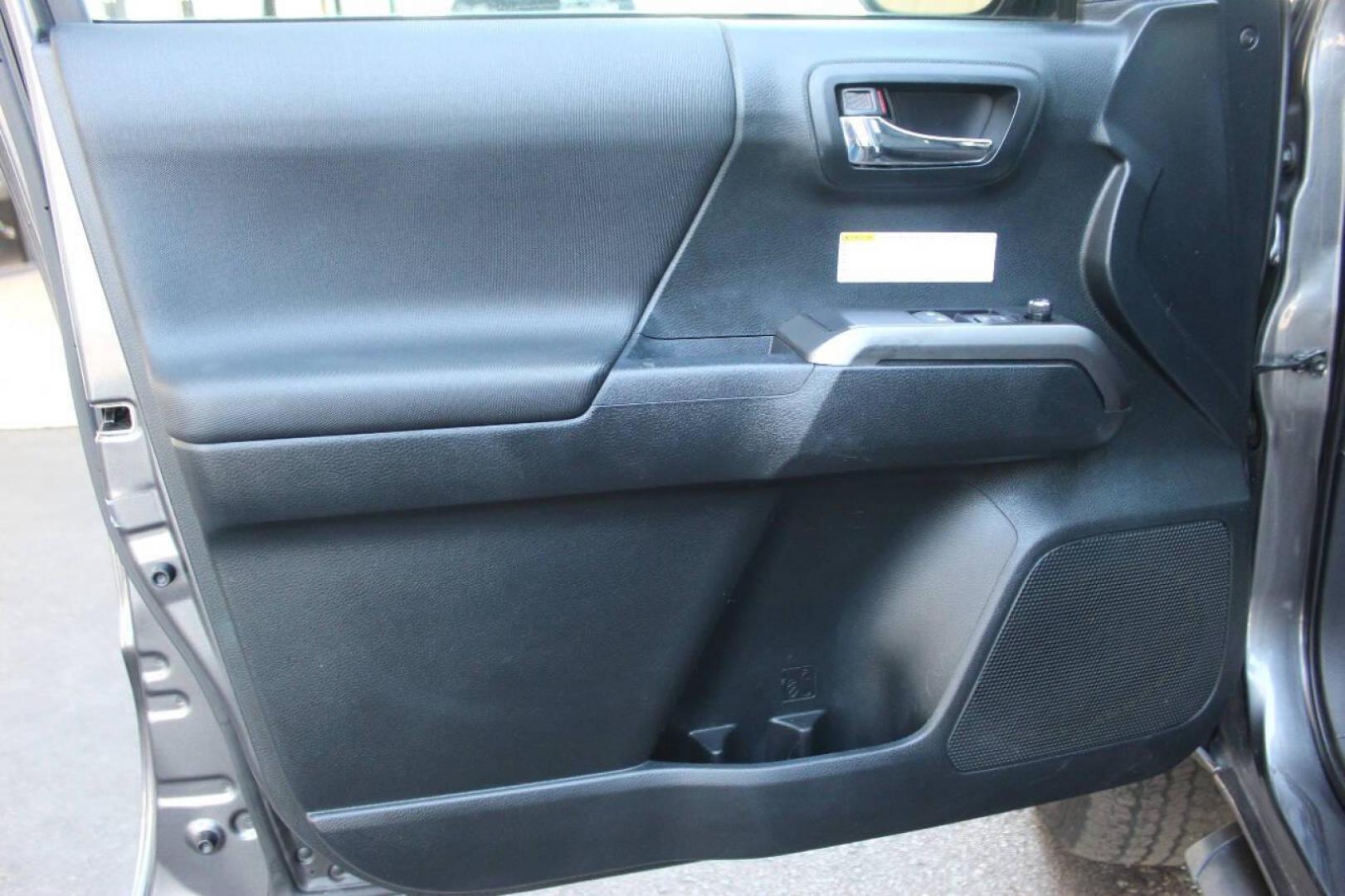 2016 Gray Toyota Tacoma SR5 Access Cab V6 6AT 4WD (5TFSZ5AN0GX) with an 3.5L V6 DOHC 24V engine, 5A transmission, located at 4301 NW 39th , Oklahoma City, OK, 73112, (405) 949-5600, 35.512135, -97.598671 - Photo#16