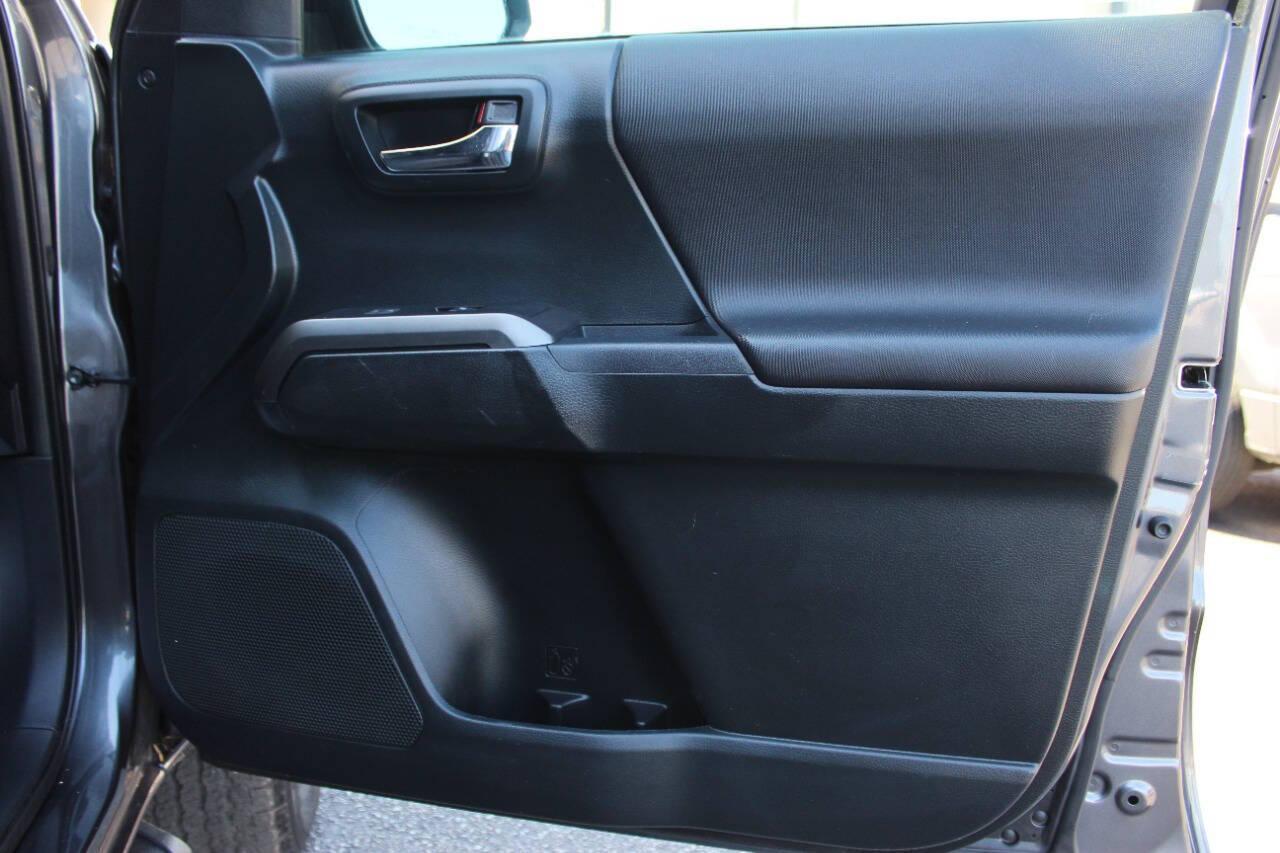 2016 Gray Toyota Tacoma SR5 Access Cab V6 6AT 4WD (5TFSZ5AN0GX) with an 3.5L V6 3.5L V6 engine, Automatic 6-Speed transmission, located at 4301 NW 39th , Oklahoma City, OK, 73112, (405) 949-5600, 35.512135, -97.598671 - Photo#10