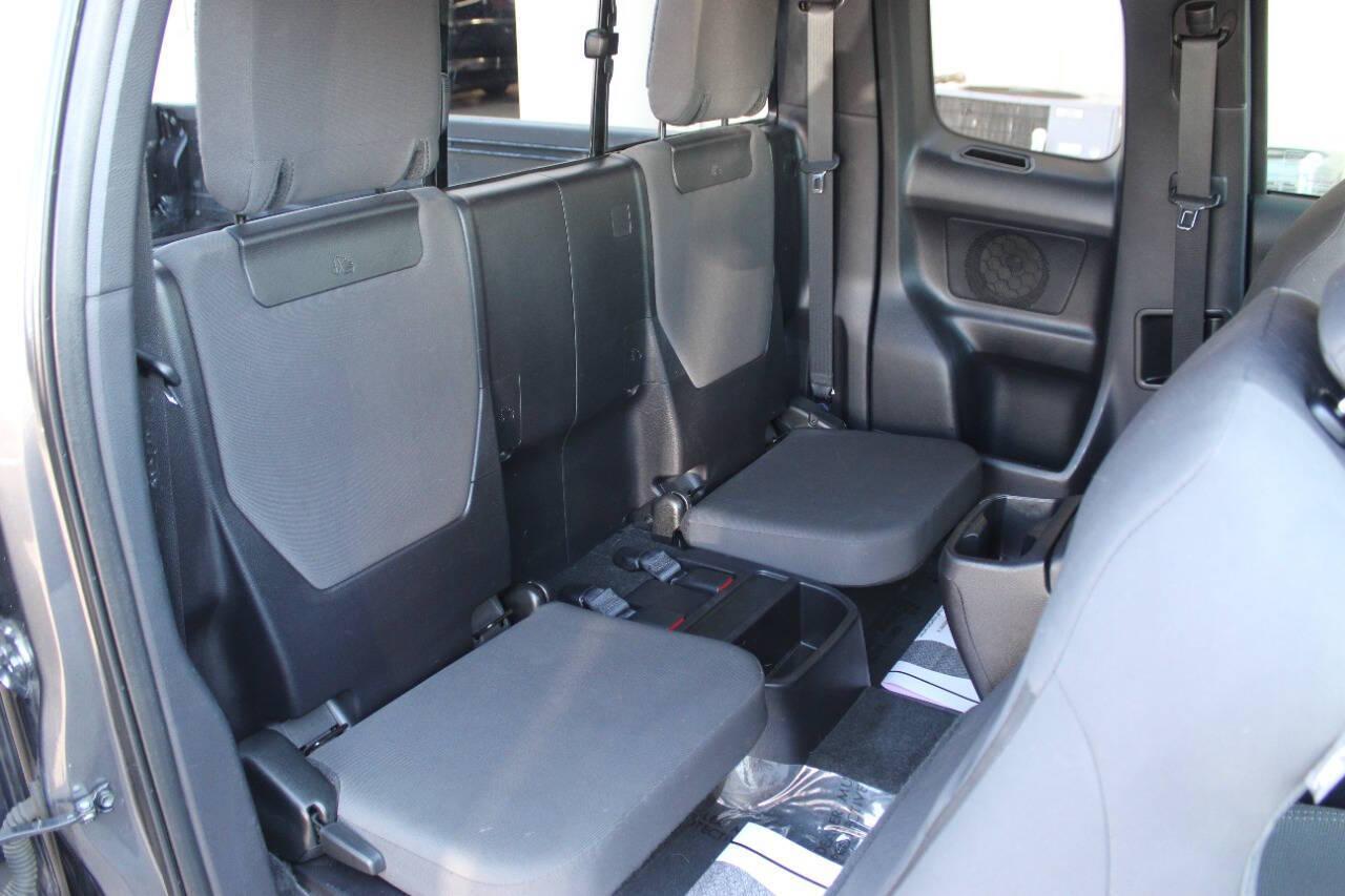 2016 Gray Toyota Tacoma SR5 Access Cab V6 6AT 4WD (5TFSZ5AN0GX) with an 3.5L V6 3.5L V6 engine, Automatic 6-Speed transmission, located at 4301 NW 39th , Oklahoma City, OK, 73112, (405) 949-5600, 35.512135, -97.598671 - Photo#11