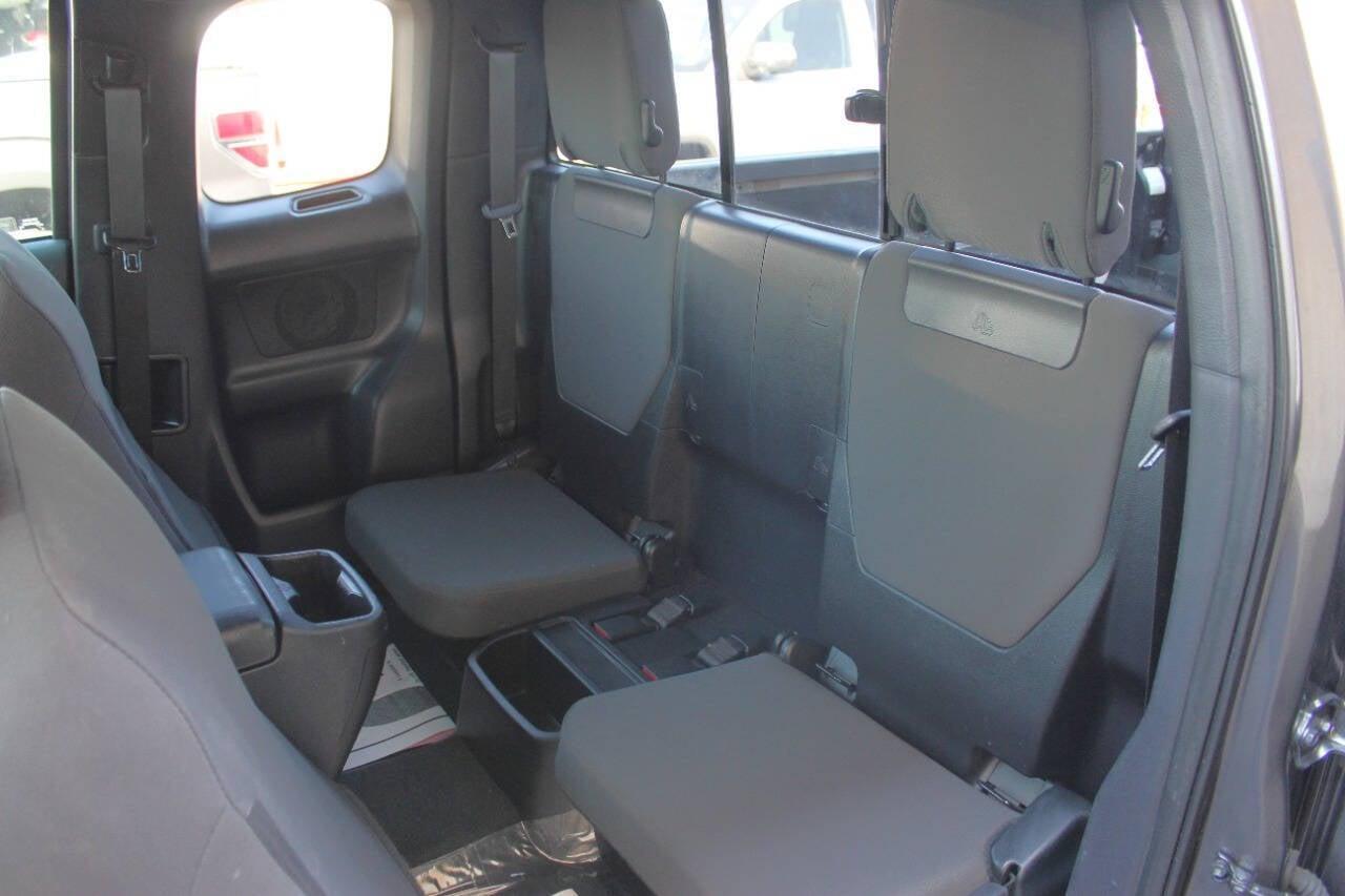 2016 Gray Toyota Tacoma SR5 Access Cab V6 6AT 4WD (5TFSZ5AN0GX) with an 3.5L V6 3.5L V6 engine, Automatic 6-Speed transmission, located at 4301 NW 39th , Oklahoma City, OK, 73112, (405) 949-5600, 35.512135, -97.598671 - Photo#13