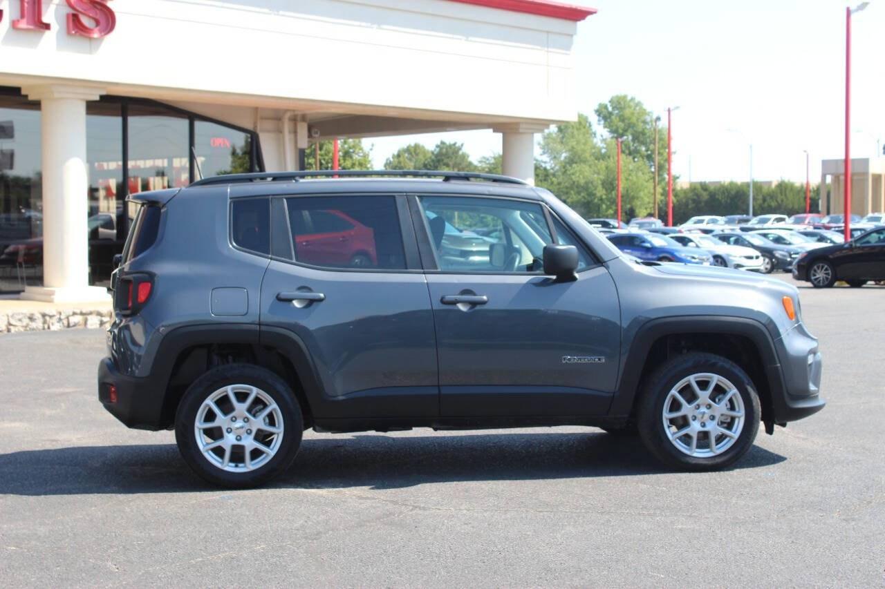 2022 Gray Jeep Renegade Latitude (ZACNJDB13NP) with an 1.3L I4 Turbocharger 1.3L I4 engine, Automatic 9-Speed transmission, located at 4301 NW 39th , Oklahoma City, OK, 73112, (405) 949-5600, 35.512135, -97.598671 - Hablamos espanol. SPEND SMART --- BUY FROM SUPER SPORTS. ALL PRICES, DOWN PAYMENTS, PAYMENTS, AND FINANCE TERMS ARE NEGOTIABLE AT THE TIME OF APPROVAL. WE WILL WORK WITH YOU TO FIT YOUR BUDGET. WE WILL EVEN LOWER AND ADJUST THE NUMBERS TO HELP MAKE THE VE HICLE MORE AFFORDABLE FOR YOU.- Photo#2