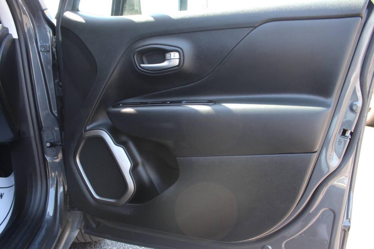 2022 Gray Jeep Renegade Latitude (ZACNJDB13NP) with an 1.3L I4 Turbocharger 1.3L I4 engine, Automatic 9-Speed transmission, located at 4301 NW 39th , Oklahoma City, OK, 73112, (405) 949-5600, 35.512135, -97.598671 - Hablamos espanol. SPEND SMART --- BUY FROM SUPER SPORTS. ALL PRICES, DOWN PAYMENTS, PAYMENTS, AND FINANCE TERMS ARE NEGOTIABLE AT THE TIME OF APPROVAL. WE WILL WORK WITH YOU TO FIT YOUR BUDGET. WE WILL EVEN LOWER AND ADJUST THE NUMBERS TO HELP MAKE THE VE HICLE MORE AFFORDABLE FOR YOU.- Photo#9