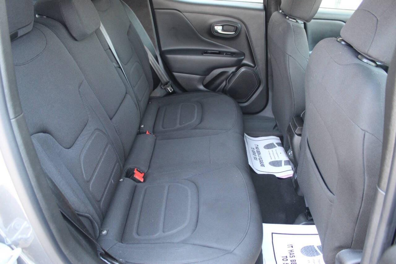 2022 Gray Jeep Renegade Latitude (ZACNJDB13NP) with an 1.3L I4 Turbocharger 1.3L I4 engine, Automatic 9-Speed transmission, located at 4301 NW 39th , Oklahoma City, OK, 73112, (405) 949-5600, 35.512135, -97.598671 - Hablamos espanol. SPEND SMART --- BUY FROM SUPER SPORTS. ALL PRICES, DOWN PAYMENTS, PAYMENTS, AND FINANCE TERMS ARE NEGOTIABLE AT THE TIME OF APPROVAL. WE WILL WORK WITH YOU TO FIT YOUR BUDGET. WE WILL EVEN LOWER AND ADJUST THE NUMBERS TO HELP MAKE THE VE HICLE MORE AFFORDABLE FOR YOU.- Photo#10