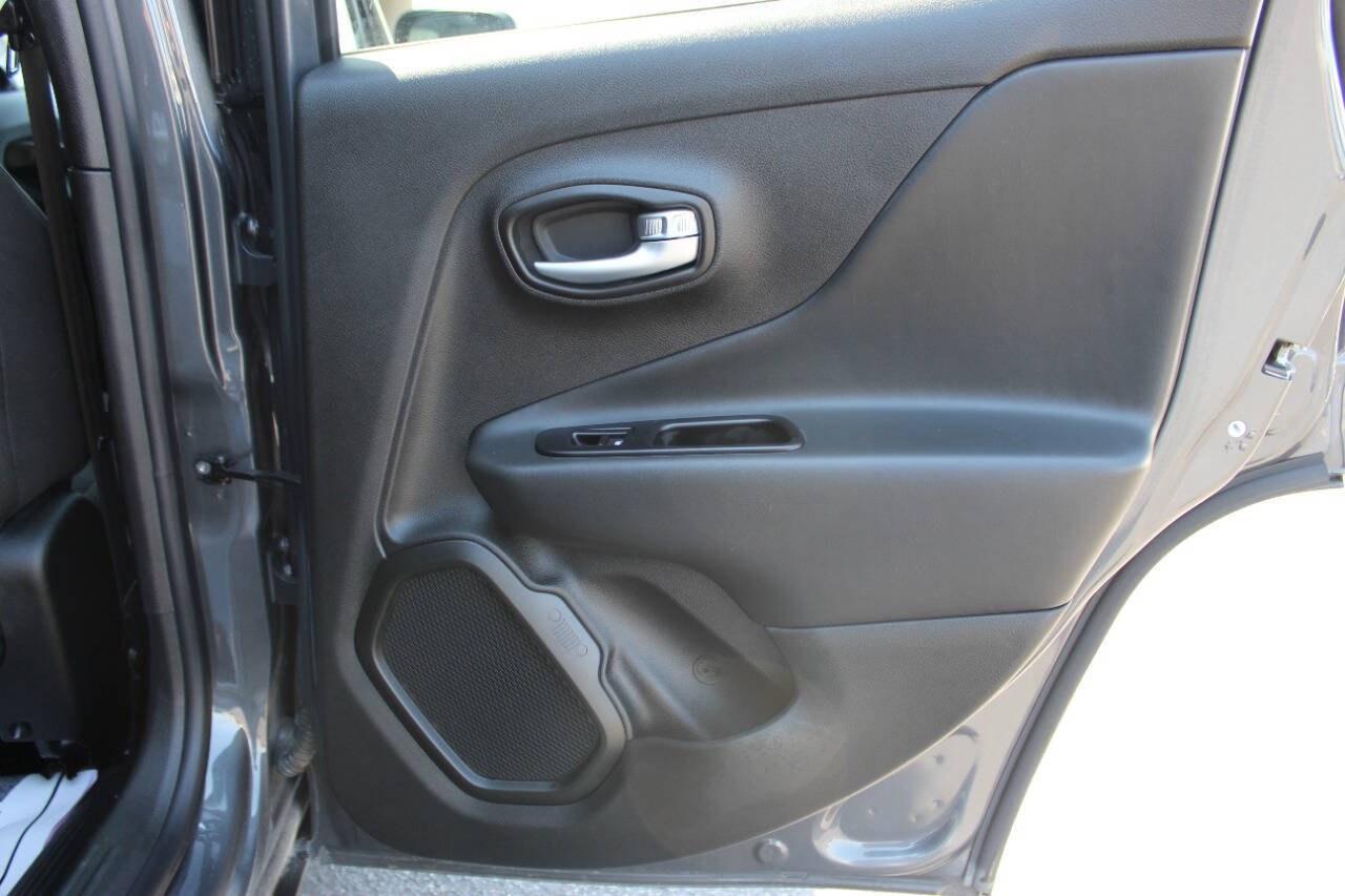 2022 Gray Jeep Renegade Latitude (ZACNJDB13NP) with an 1.3L I4 Turbocharger 1.3L I4 engine, Automatic 9-Speed transmission, located at 4301 NW 39th , Oklahoma City, OK, 73112, (405) 949-5600, 35.512135, -97.598671 - Hablamos espanol. SPEND SMART --- BUY FROM SUPER SPORTS. ALL PRICES, DOWN PAYMENTS, PAYMENTS, AND FINANCE TERMS ARE NEGOTIABLE AT THE TIME OF APPROVAL. WE WILL WORK WITH YOU TO FIT YOUR BUDGET. WE WILL EVEN LOWER AND ADJUST THE NUMBERS TO HELP MAKE THE VE HICLE MORE AFFORDABLE FOR YOU.- Photo#11