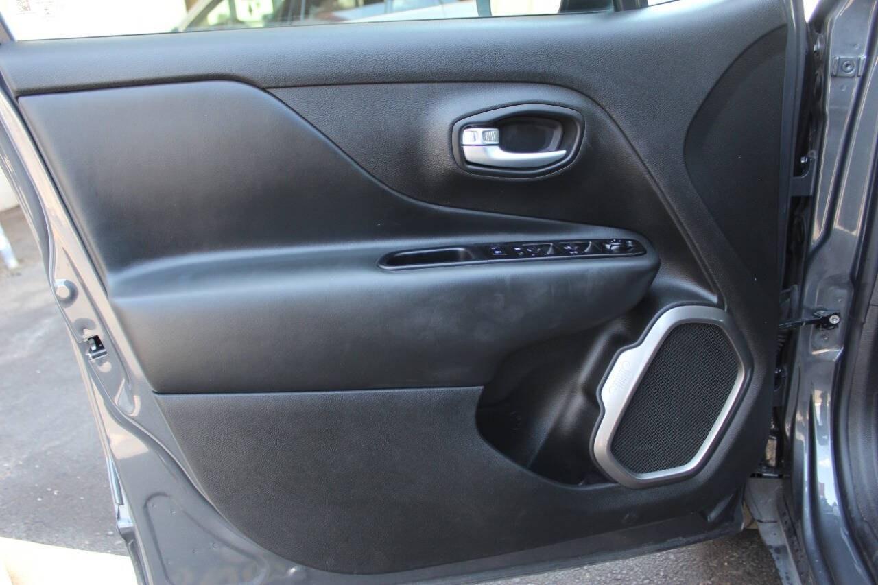 2022 Gray Jeep Renegade Latitude (ZACNJDB13NP) with an 1.3L I4 Turbocharger 1.3L I4 engine, Automatic 9-Speed transmission, located at 4301 NW 39th , Oklahoma City, OK, 73112, (405) 949-5600, 35.512135, -97.598671 - Hablamos espanol. SPEND SMART --- BUY FROM SUPER SPORTS. ALL PRICES, DOWN PAYMENTS, PAYMENTS, AND FINANCE TERMS ARE NEGOTIABLE AT THE TIME OF APPROVAL. WE WILL WORK WITH YOU TO FIT YOUR BUDGET. WE WILL EVEN LOWER AND ADJUST THE NUMBERS TO HELP MAKE THE VE HICLE MORE AFFORDABLE FOR YOU.- Photo#17