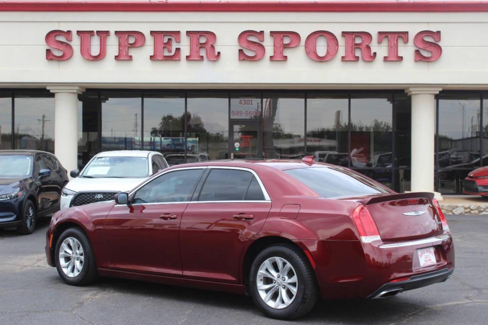 2016 Burgundy Chrysler 300 Limited RWD (2C3CCAAG4GH) with an 3.6L V6 SOHC 24V engine, 8A transmission, located at 4301 NW 39th , Oklahoma City, OK, 73112, (405) 949-5600, 35.512135, -97.598671 - Photo#4