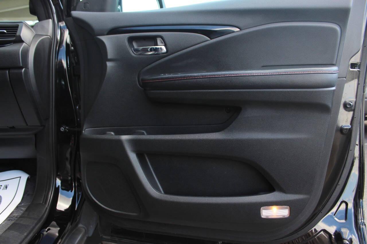 2019 Black Honda Ridgeline Black Edition AWD (5FPYK3F81KB) with an 3.5L V6 SOHC 24V engine, 6A transmission, located at 4301 NW 39th , Oklahoma City, OK, 73112, (405) 949-5600, 35.512135, -97.598671 - NO DRIVERS LICENCE -NO FULL COVERAGE INSURANCE - NO CREDIT CHECK. COME ON OVER TO SUPERSPORTS, TAKE A LOOK AND TEST DRIVE. PLEASE GIVE US A CALL AT (405) 949-5600. NO LICENCIA DE CONDUCIR - NO SEGURO DE COBERTURA TOTAL - NO VERIFICACION DE CREDITO. VISITENOS EN SUPERSPORTS, MIRE NUESTRO - Photo#9