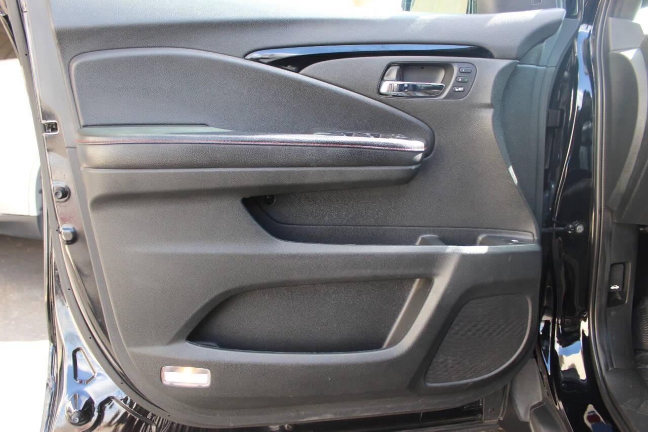 2019 Black Honda Ridgeline Black Edition AWD (5FPYK3F81KB) with an 3.5L V6 SOHC 24V engine, 6A transmission, located at 4301 NW 39th , Oklahoma City, OK, 73112, (405) 949-5600, 35.512135, -97.598671 - NO DRIVERS LICENCE -NO FULL COVERAGE INSURANCE - NO CREDIT CHECK. COME ON OVER TO SUPERSPORTS, TAKE A LOOK AND TEST DRIVE. PLEASE GIVE US A CALL AT (405) 949-5600. NO LICENCIA DE CONDUCIR - NO SEGURO DE COBERTURA TOTAL - NO VERIFICACION DE CREDITO. VISITENOS EN SUPERSPORTS, MIRE NUESTRO - Photo#16