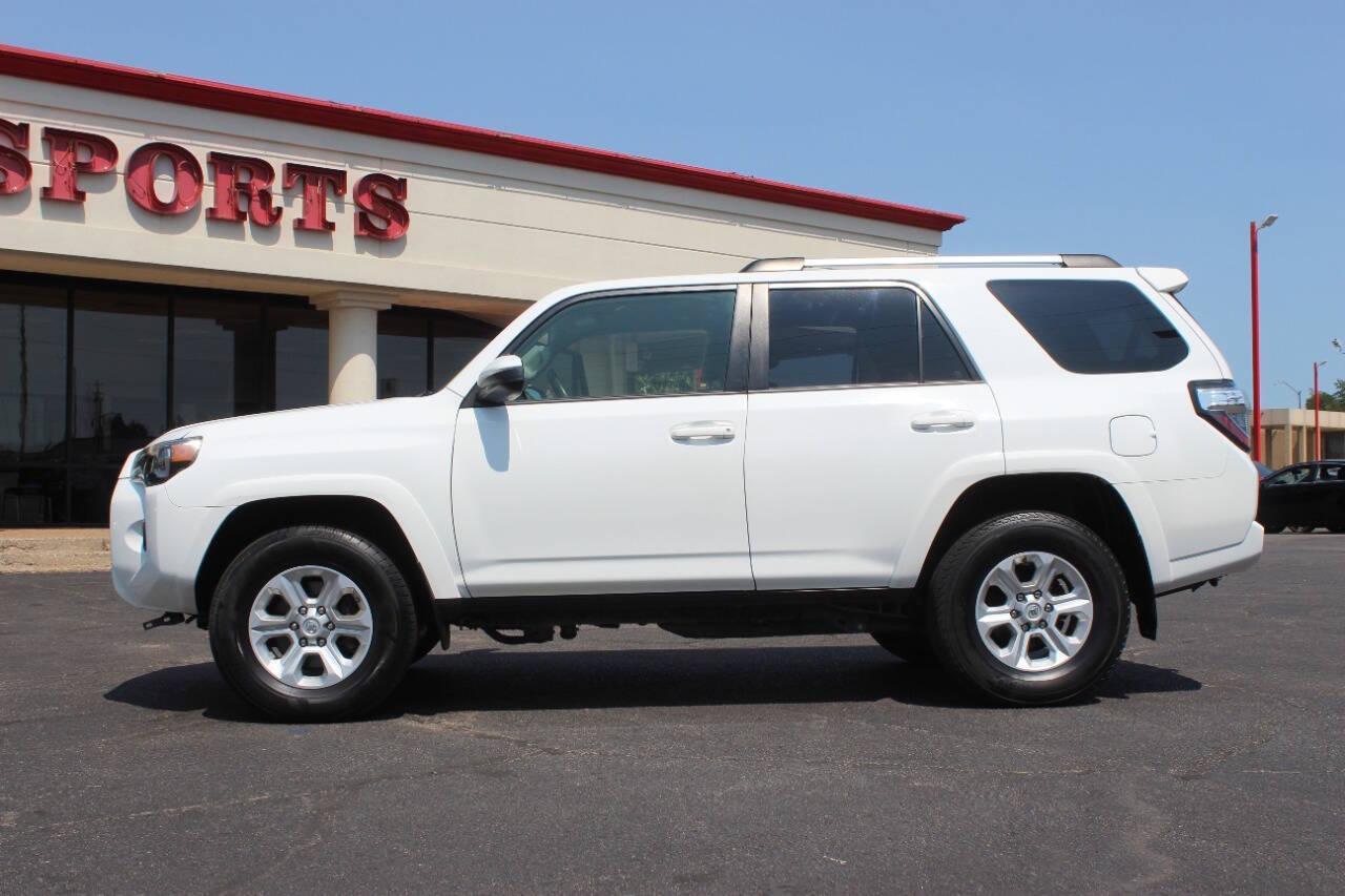 2021 White Toyota 4Runner SR5 4WD (JTEMU5JR9M5) with an 4.0L V6 DOHC 24V engine, 5A transmission, located at 4301 NW 39th , Oklahoma City, OK, 73112, (405) 949-5600, 35.512135, -97.598671 - NO DRIVERS LICENCE -NO FULL COVERAGE INSURANCE - NO CREDIT CHECK. COME ON OVER TO SUPERSPORTS, TAKE A LOOK AND TEST DRIVE. PLEASE GIVE US A CALL AT (405) 949-5600. NO LICENCIA DE CONDUCIR - NO SEGURO DE COBERTURA TOTAL - NO VERIFICACION DE CREDITO. VISITENOS EN SUPERSPORTS, MIRE NUESTRO - Photo#5