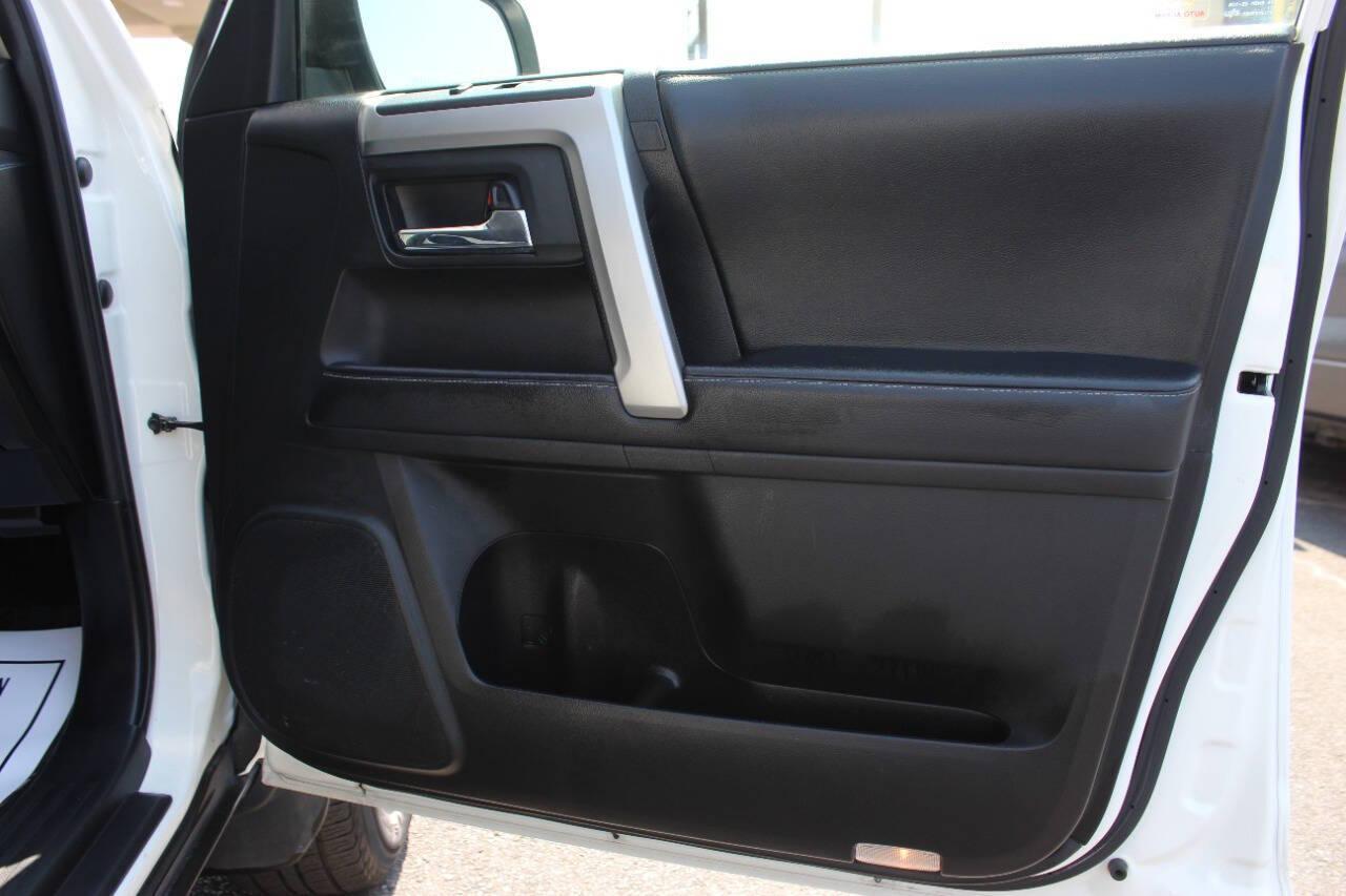 2021 White Toyota 4Runner SR5 4WD (JTEMU5JR9M5) with an 4.0L V6 DOHC 24V engine, 5A transmission, located at 4301 NW 39th , Oklahoma City, OK, 73112, (405) 949-5600, 35.512135, -97.598671 - NO DRIVERS LICENCE -NO FULL COVERAGE INSURANCE - NO CREDIT CHECK. COME ON OVER TO SUPERSPORTS, TAKE A LOOK AND TEST DRIVE. PLEASE GIVE US A CALL AT (405) 949-5600. NO LICENCIA DE CONDUCIR - NO SEGURO DE COBERTURA TOTAL - NO VERIFICACION DE CREDITO. VISITENOS EN SUPERSPORTS, MIRE NUESTRO - Photo#9