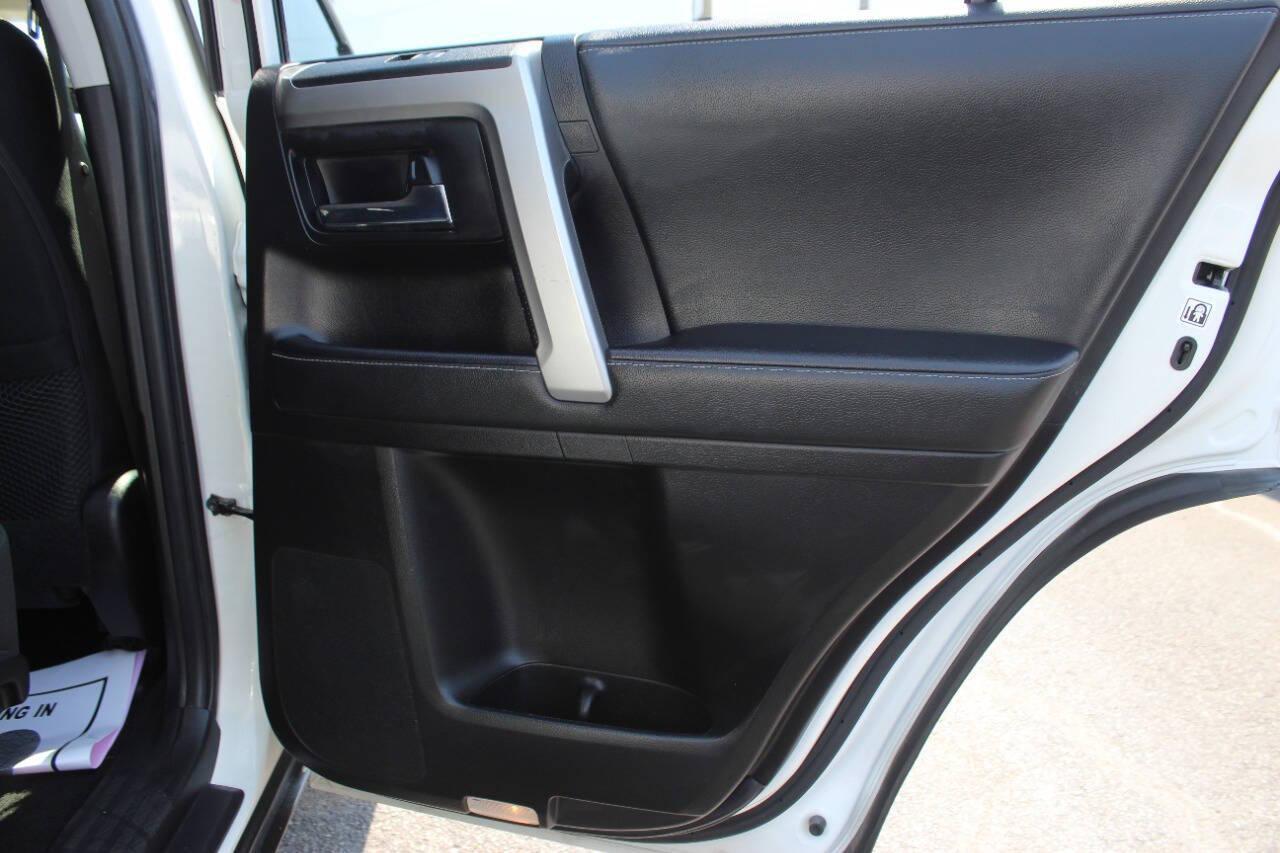 2021 White Toyota 4Runner SR5 4WD (JTEMU5JR9M5) with an 4.0L V6 DOHC 24V engine, 5A transmission, located at 4301 NW 39th , Oklahoma City, OK, 73112, (405) 949-5600, 35.512135, -97.598671 - NO DRIVERS LICENCE -NO FULL COVERAGE INSURANCE - NO CREDIT CHECK. COME ON OVER TO SUPERSPORTS, TAKE A LOOK AND TEST DRIVE. PLEASE GIVE US A CALL AT (405) 949-5600. NO LICENCIA DE CONDUCIR - NO SEGURO DE COBERTURA TOTAL - NO VERIFICACION DE CREDITO. VISITENOS EN SUPERSPORTS, MIRE NUESTRO - Photo#11