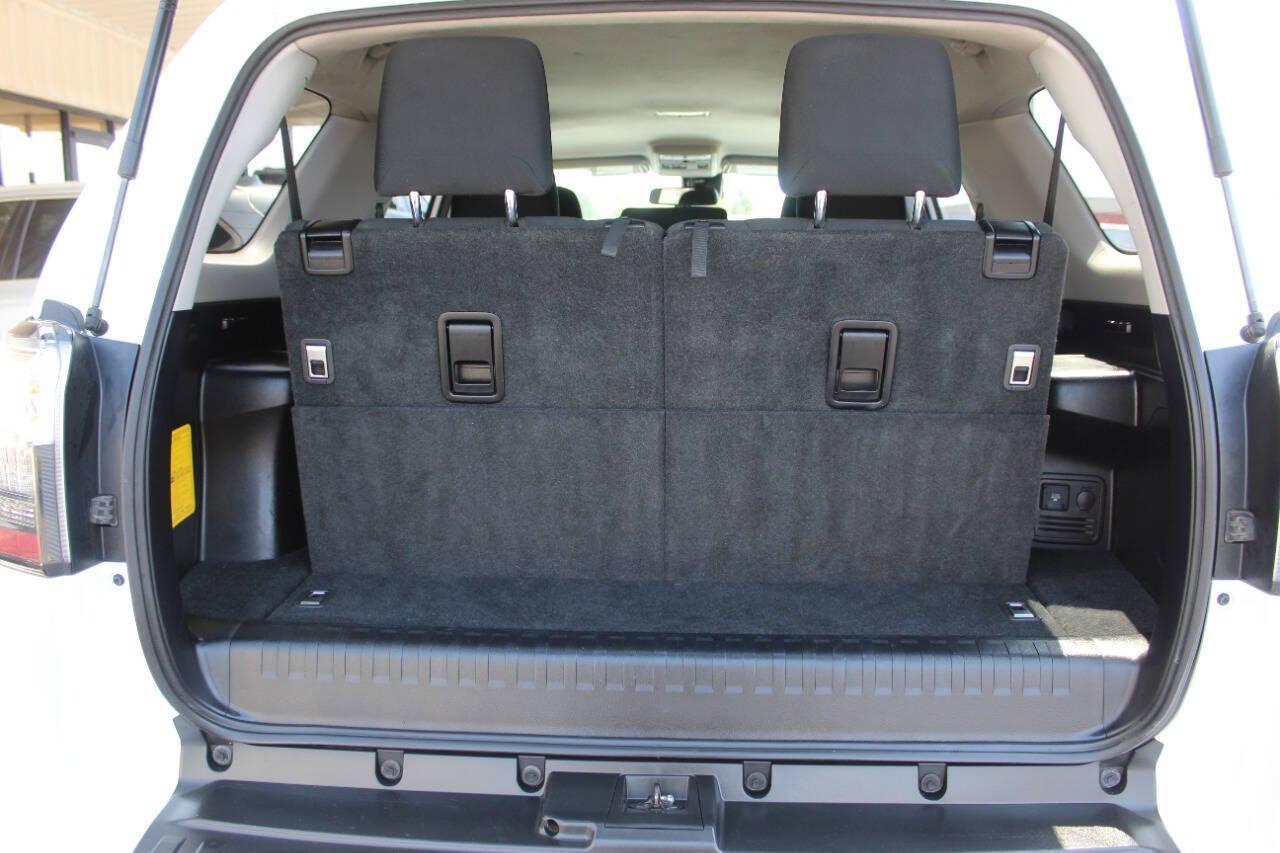 2021 White Toyota 4Runner SR5 4WD (JTEMU5JR9M5) with an 4.0L V6 DOHC 24V engine, 5A transmission, located at 4301 NW 39th , Oklahoma City, OK, 73112, (405) 949-5600, 35.512135, -97.598671 - NO DRIVERS LICENCE -NO FULL COVERAGE INSURANCE - NO CREDIT CHECK. COME ON OVER TO SUPERSPORTS, TAKE A LOOK AND TEST DRIVE. PLEASE GIVE US A CALL AT (405) 949-5600. NO LICENCIA DE CONDUCIR - NO SEGURO DE COBERTURA TOTAL - NO VERIFICACION DE CREDITO. VISITENOS EN SUPERSPORTS, MIRE NUESTRO - Photo#12