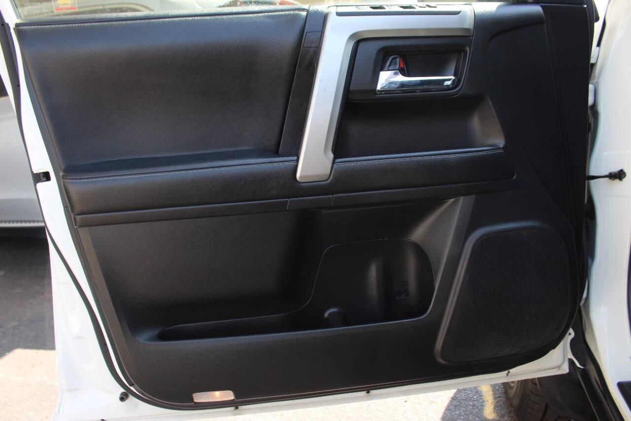 2021 White Toyota 4Runner SR5 4WD (JTEMU5JR9M5) with an 4.0L V6 DOHC 24V engine, 5A transmission, located at 4301 NW 39th , Oklahoma City, OK, 73112, (405) 949-5600, 35.512135, -97.598671 - NO DRIVERS LICENCE -NO FULL COVERAGE INSURANCE - NO CREDIT CHECK. COME ON OVER TO SUPERSPORTS, TAKE A LOOK AND TEST DRIVE. PLEASE GIVE US A CALL AT (405) 949-5600. NO LICENCIA DE CONDUCIR - NO SEGURO DE COBERTURA TOTAL - NO VERIFICACION DE CREDITO. VISITENOS EN SUPERSPORTS, MIRE NUESTRO - Photo#18