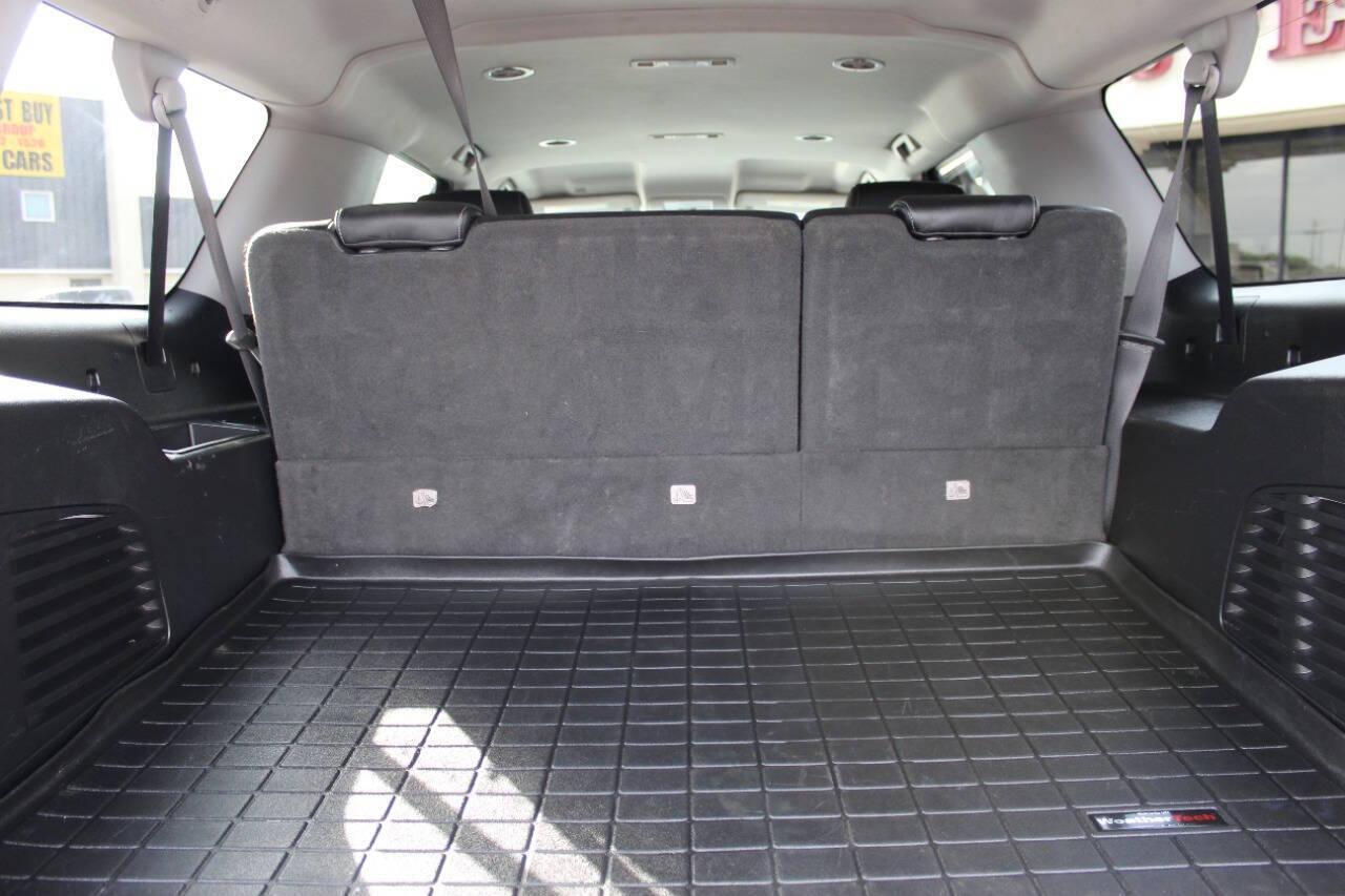 2019 Black GMC Yukon XL SLT 4WD (1GKS2GKCXKR) with an 5.3L V8 OHV 16V engine, 6A transmission, located at 4301 NW 39th , Oklahoma City, OK, 73112, (405) 949-5600, 35.512135, -97.598671 - NO DRIVERS LICENCE -NO FULL COVERAGE INSURANCE - NO CREDIT CHECK. COME ON OVER TO SUPERSPORTS, TAKE A LOOK AND TEST DRIVE. PLEASE GIVE US A CALL AT (405) 949-5600. NO LICENCIA DE CONDUCIR - NO SEGURO DE COBERTURA TOTAL - NO VERIFICACION DE CREDITO. VISITENOS EN SUPERSPORTS, MIRE NUESTRO - Photo#12