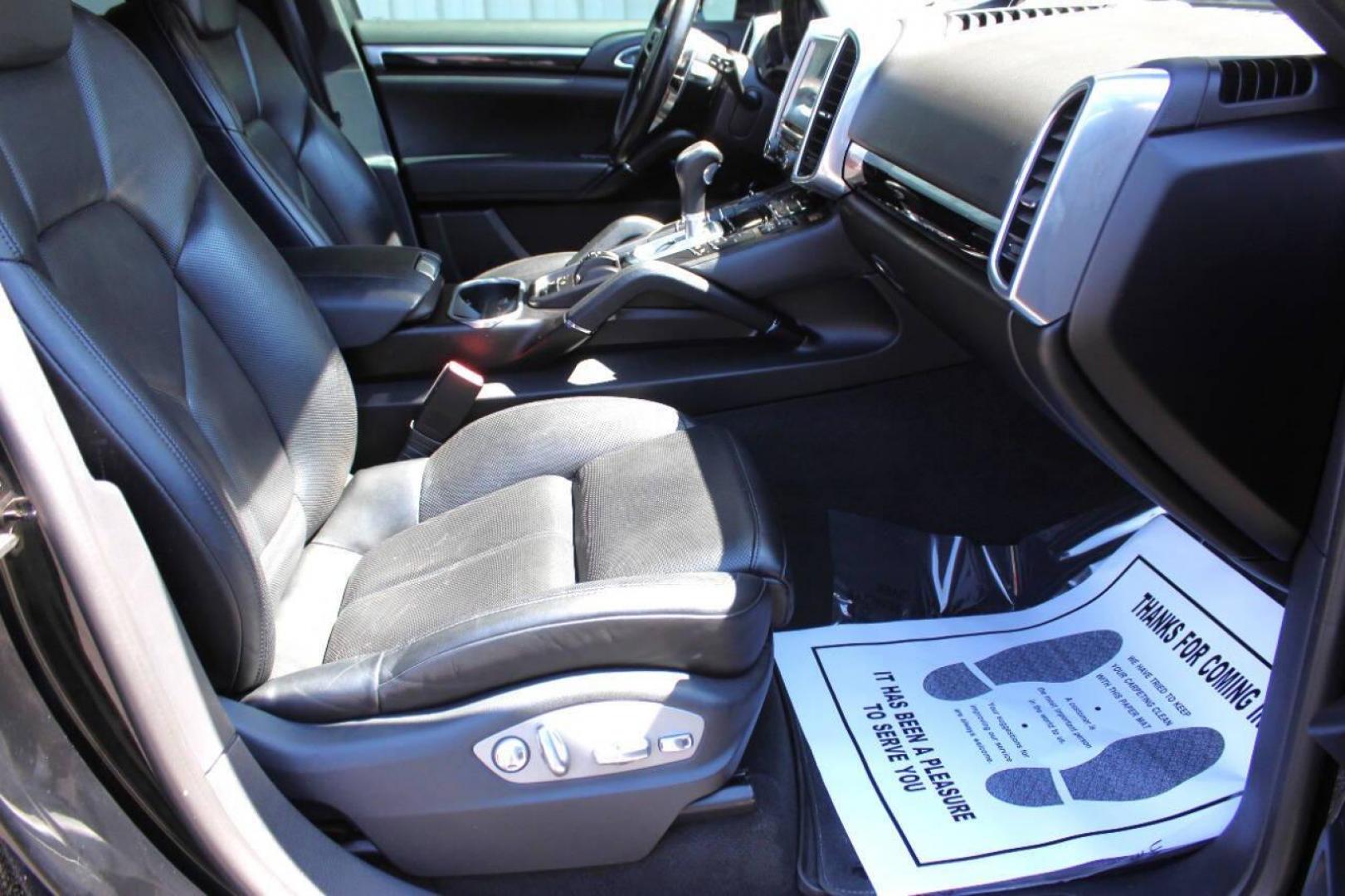 2017 Black Porsche Cayenne Base (WP1AA2A27HK) with an 3.6L V6 3.6L V6 engine, Automatic 8-Speed transmission, located at 4301 NW 39th , Oklahoma City, OK, 73112, (405) 949-5600, 35.512135, -97.598671 - Photo#8