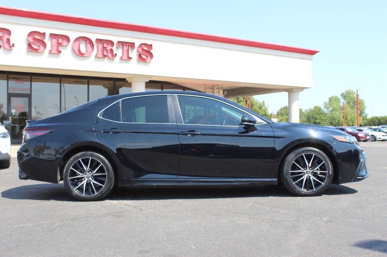 2022 Black Toyota Camry SE (4T1G11AK3NU) with an 2.5L I4 2.5L I4 engine, Automatic 8-Speed transmission, located at 4301 NW 39th , Oklahoma City, OK, 73112, (405) 949-5600, 35.512135, -97.598671 - NO DRIVERS LICENCE NO-FULL COVERAGE INSURANCE-NO CREDIT CHECK. COME ON OVER TO SUPERSPORTS AND TAKE A LOOK AND TEST DRIVE. PLEASE GIVE US A CALL AT (405) 949-5600. NO LICENSIA DE MANEJAR- NO SEGURO DE COBERTURA TOTAL- NO VERIFICACCION DE CREDITO. POR FAVOR VENGAN A SUPERSPORTS, ECHE UN - Photo#2