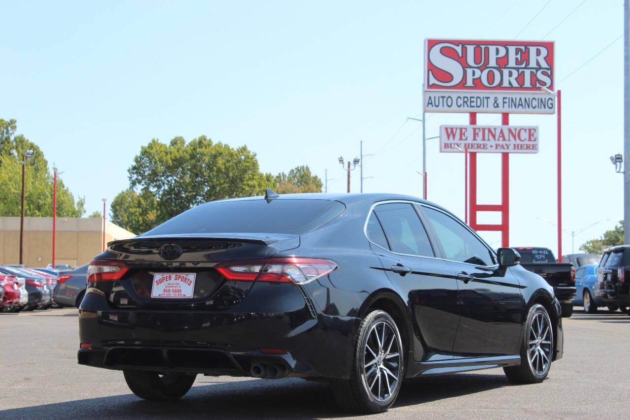 2022 Black Toyota Camry SE (4T1G11AK3NU) with an 2.5L I4 2.5L I4 engine, Automatic 8-Speed transmission, located at 4301 NW 39th , Oklahoma City, OK, 73112, (405) 949-5600, 35.512135, -97.598671 - NO DRIVERS LICENCE NO-FULL COVERAGE INSURANCE-NO CREDIT CHECK. COME ON OVER TO SUPERSPORTS AND TAKE A LOOK AND TEST DRIVE. PLEASE GIVE US A CALL AT (405) 949-5600. NO LICENSIA DE MANEJAR- NO SEGURO DE COBERTURA TOTAL- NO VERIFICACCION DE CREDITO. POR FAVOR VENGAN A SUPERSPORTS, ECHE UN - Photo#3
