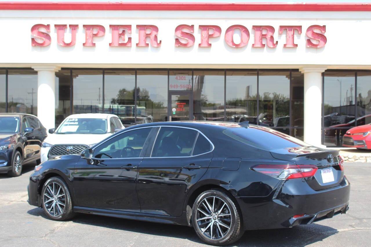 2022 Black Toyota Camry SE (4T1G11AK3NU) with an 2.5L I4 2.5L I4 engine, Automatic 8-Speed transmission, located at 4301 NW 39th , Oklahoma City, OK, 73112, (405) 949-5600, 35.512135, -97.598671 - NO DRIVERS LICENCE NO-FULL COVERAGE INSURANCE-NO CREDIT CHECK. COME ON OVER TO SUPERSPORTS AND TAKE A LOOK AND TEST DRIVE. PLEASE GIVE US A CALL AT (405) 949-5600. NO LICENSIA DE MANEJAR- NO SEGURO DE COBERTURA TOTAL- NO VERIFICACCION DE CREDITO. POR FAVOR VENGAN A SUPERSPORTS, ECHE UN - Photo#4