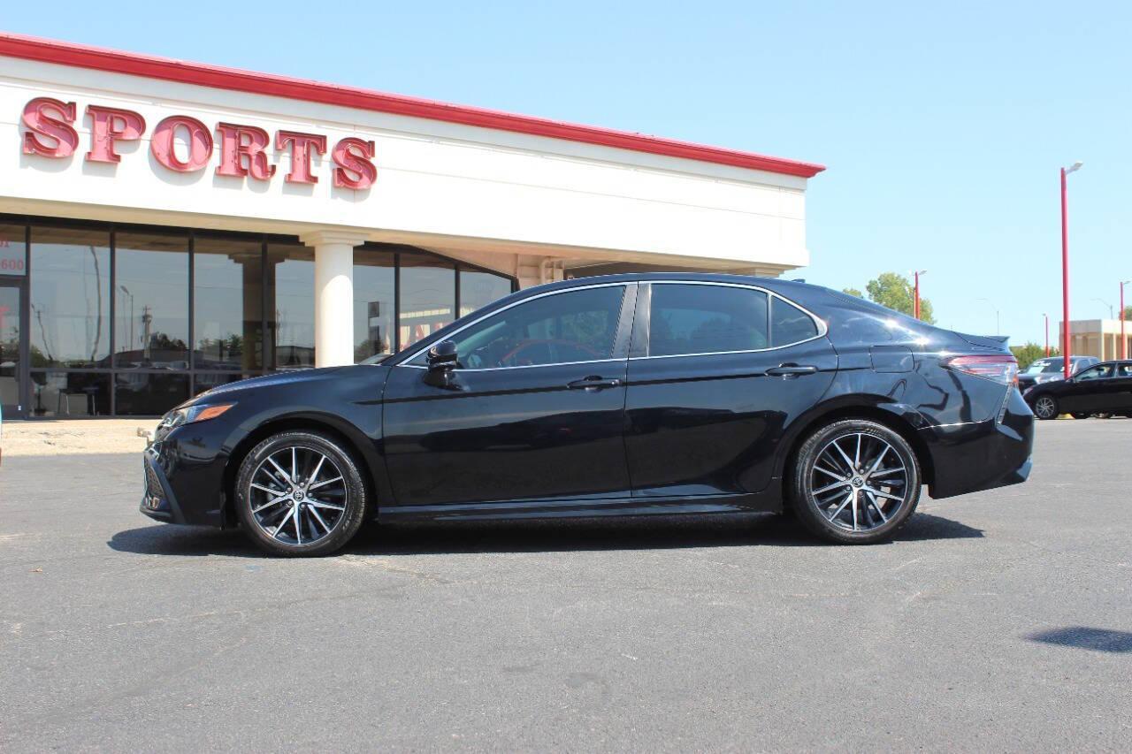 2022 Black Toyota Camry SE (4T1G11AK3NU) with an 2.5L I4 2.5L I4 engine, Automatic 8-Speed transmission, located at 4301 NW 39th , Oklahoma City, OK, 73112, (405) 949-5600, 35.512135, -97.598671 - NO DRIVERS LICENCE NO-FULL COVERAGE INSURANCE-NO CREDIT CHECK. COME ON OVER TO SUPERSPORTS AND TAKE A LOOK AND TEST DRIVE. PLEASE GIVE US A CALL AT (405) 949-5600. NO LICENSIA DE MANEJAR- NO SEGURO DE COBERTURA TOTAL- NO VERIFICACCION DE CREDITO. POR FAVOR VENGAN A SUPERSPORTS, ECHE UN - Photo#5