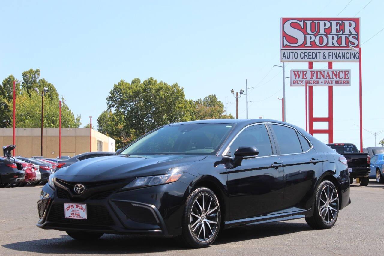 2022 Black Toyota Camry SE (4T1G11AK3NU) with an 2.5L I4 2.5L I4 engine, Automatic 8-Speed transmission, located at 4301 NW 39th , Oklahoma City, OK, 73112, (405) 949-5600, 35.512135, -97.598671 - NO DRIVERS LICENCE NO-FULL COVERAGE INSURANCE-NO CREDIT CHECK. COME ON OVER TO SUPERSPORTS AND TAKE A LOOK AND TEST DRIVE. PLEASE GIVE US A CALL AT (405) 949-5600. NO LICENSIA DE MANEJAR- NO SEGURO DE COBERTURA TOTAL- NO VERIFICACCION DE CREDITO. POR FAVOR VENGAN A SUPERSPORTS, ECHE UN - Photo#6