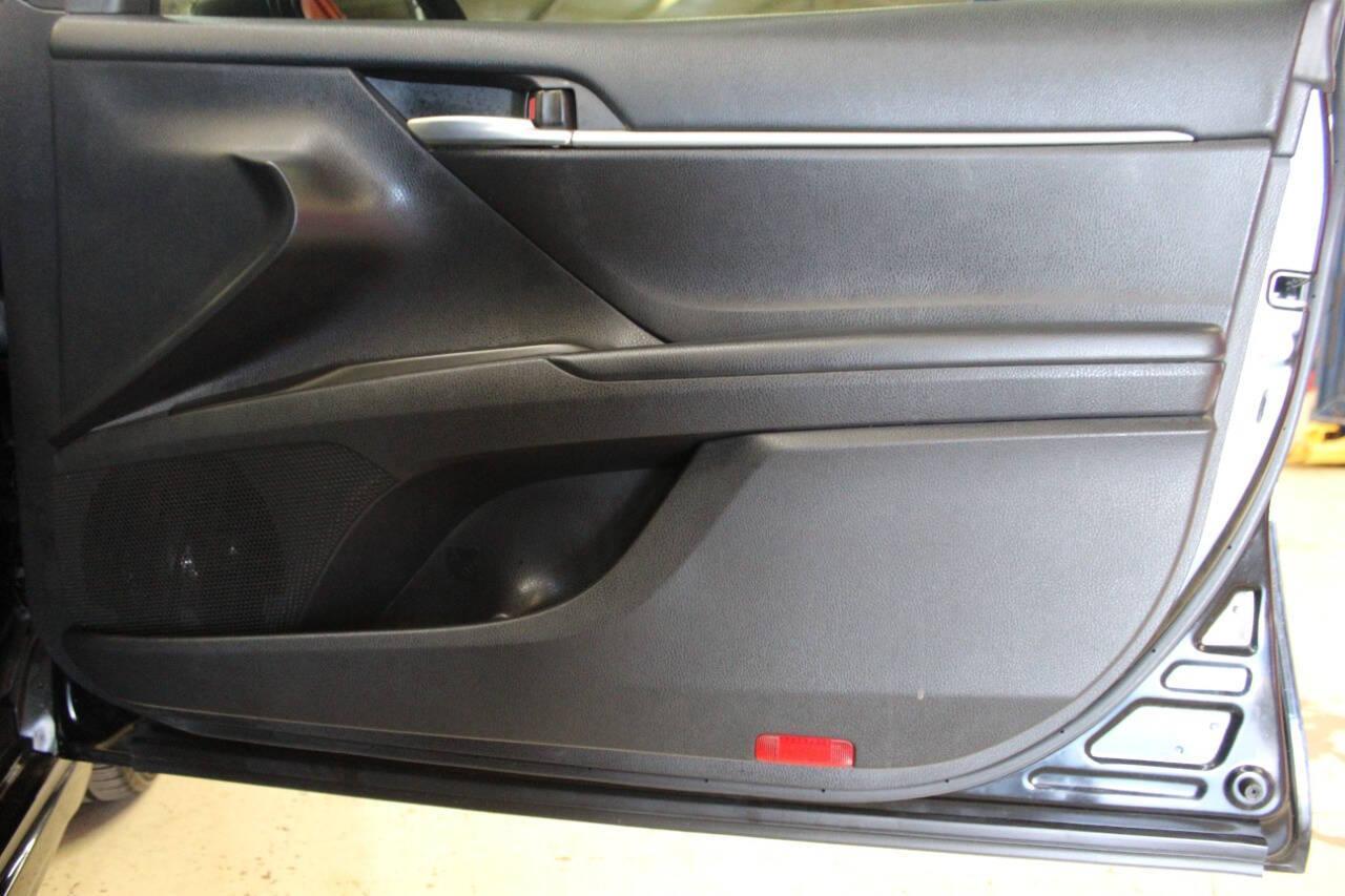 2022 Black Toyota Camry SE (4T1G11AK3NU) with an 2.5L I4 2.5L I4 engine, Automatic 8-Speed transmission, located at 4301 NW 39th , Oklahoma City, OK, 73112, (405) 949-5600, 35.512135, -97.598671 - NO DRIVERS LICENCE NO-FULL COVERAGE INSURANCE-NO CREDIT CHECK. COME ON OVER TO SUPERSPORTS AND TAKE A LOOK AND TEST DRIVE. PLEASE GIVE US A CALL AT (405) 949-5600. NO LICENSIA DE MANEJAR- NO SEGURO DE COBERTURA TOTAL- NO VERIFICACCION DE CREDITO. POR FAVOR VENGAN A SUPERSPORTS, ECHE UN - Photo#9