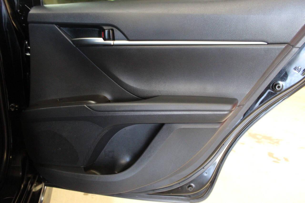 2022 Black Toyota Camry SE (4T1G11AK3NU) with an 2.5L I4 2.5L I4 engine, Automatic 8-Speed transmission, located at 4301 NW 39th , Oklahoma City, OK, 73112, (405) 949-5600, 35.512135, -97.598671 - NO DRIVERS LICENCE NO-FULL COVERAGE INSURANCE-NO CREDIT CHECK. COME ON OVER TO SUPERSPORTS AND TAKE A LOOK AND TEST DRIVE. PLEASE GIVE US A CALL AT (405) 949-5600. NO LICENSIA DE MANEJAR- NO SEGURO DE COBERTURA TOTAL- NO VERIFICACCION DE CREDITO. POR FAVOR VENGAN A SUPERSPORTS, ECHE UN - Photo#11