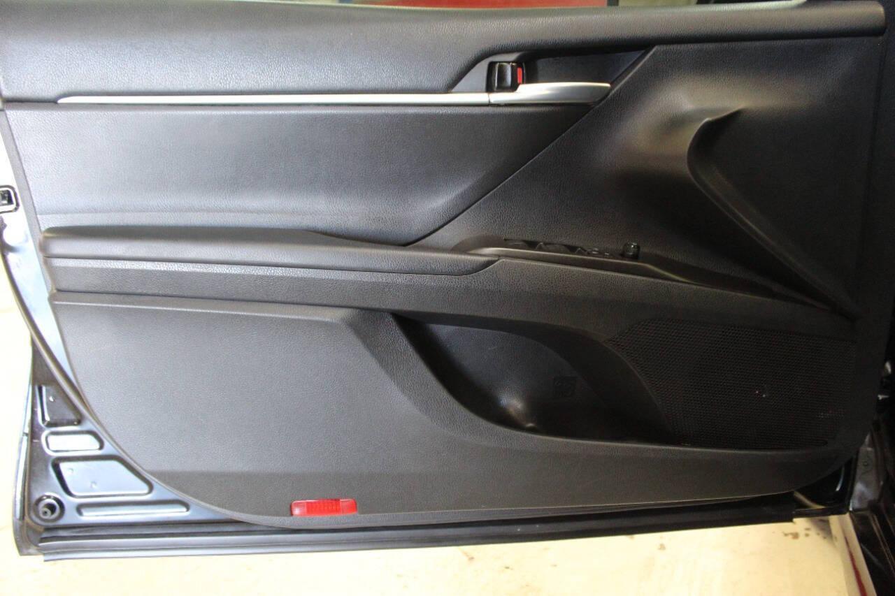 2022 Black Toyota Camry SE (4T1G11AK3NU) with an 2.5L I4 2.5L I4 engine, Automatic 8-Speed transmission, located at 4301 NW 39th , Oklahoma City, OK, 73112, (405) 949-5600, 35.512135, -97.598671 - NO DRIVERS LICENCE NO-FULL COVERAGE INSURANCE-NO CREDIT CHECK. COME ON OVER TO SUPERSPORTS AND TAKE A LOOK AND TEST DRIVE. PLEASE GIVE US A CALL AT (405) 949-5600. NO LICENSIA DE MANEJAR- NO SEGURO DE COBERTURA TOTAL- NO VERIFICACCION DE CREDITO. POR FAVOR VENGAN A SUPERSPORTS, ECHE UN - Photo#16